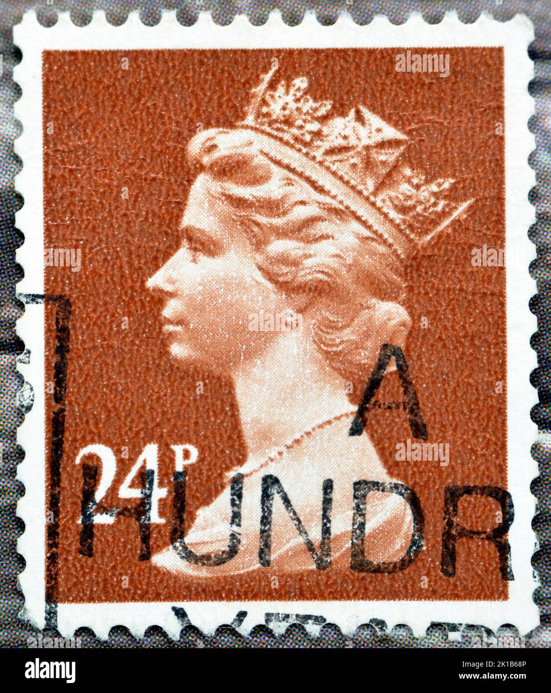 El Cairo, Egipto, 15 2022 de agosto: Antiguo sello británico impreso en el Reino Unido 1971 24p mostrando retrato de la reina Isabel la 2nd, impreso y emitido Foto de stock