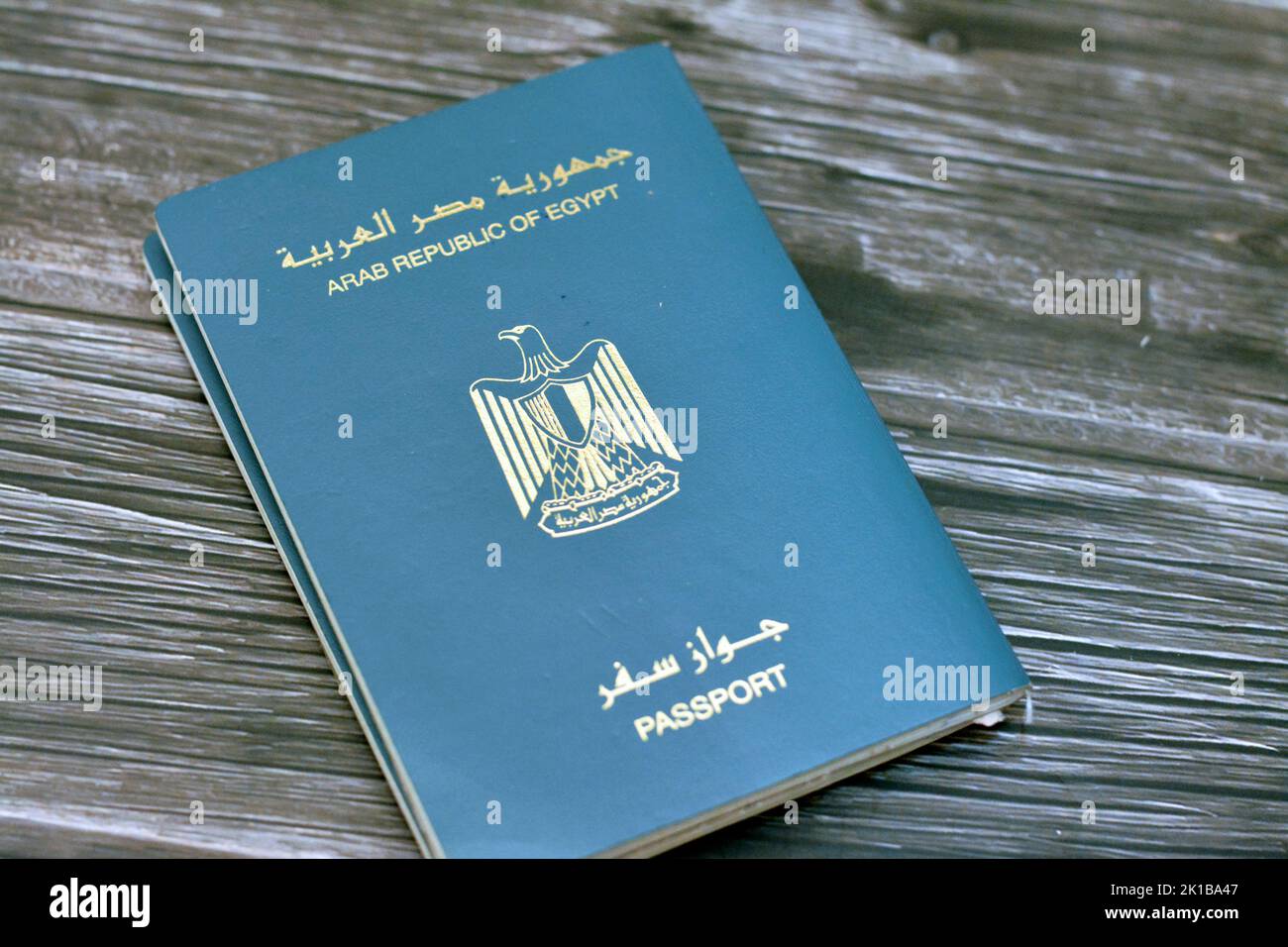 Pasaporte egipcio aislado sobre fondo de madera, pasaporte de la