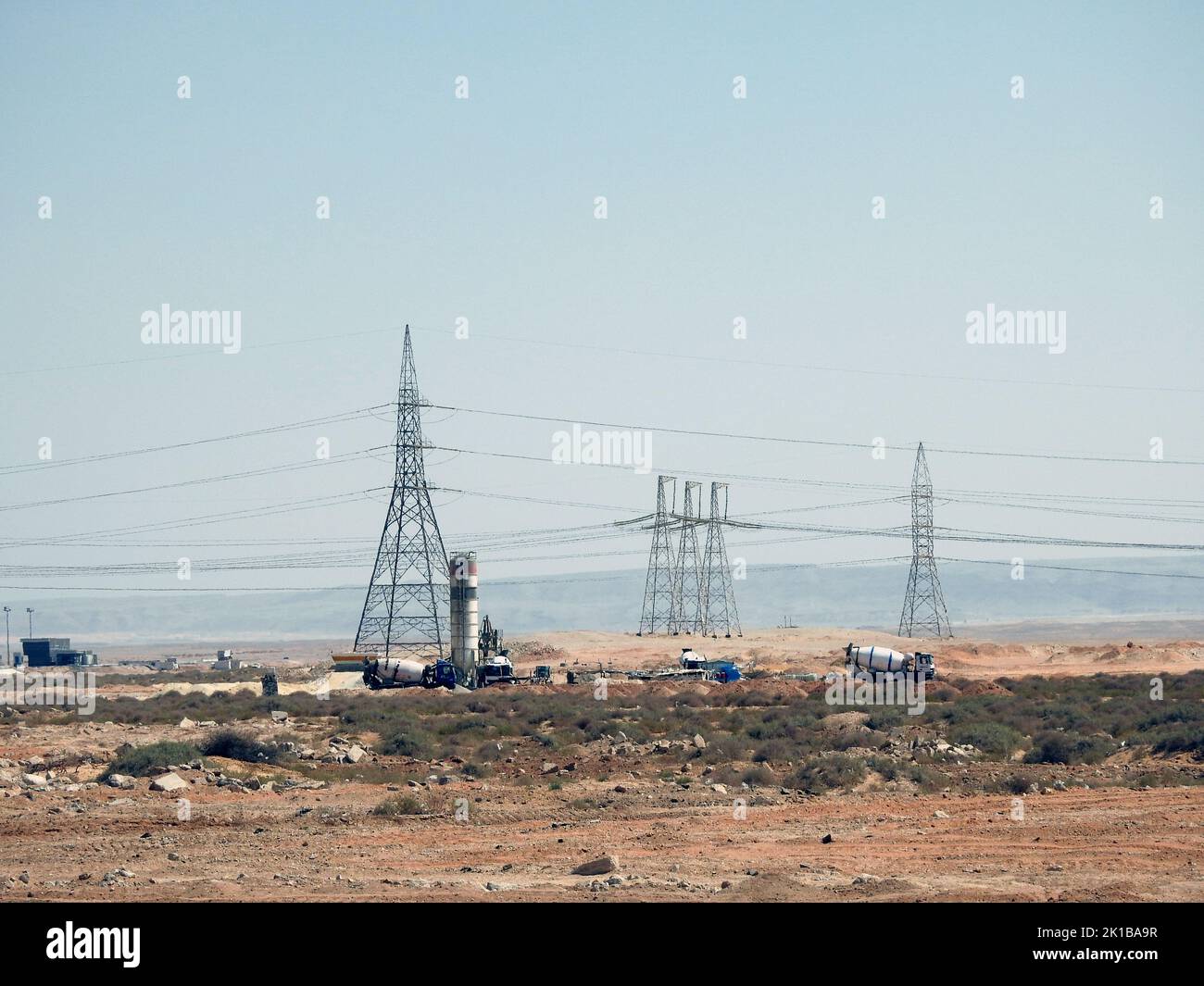 Suez, Egipto, agosto de 12 2022: Equipo compacto de planta de mezcla de hormigón en el desierto para la producción de asfalto, cemento y hormigón y su mezcla para Foto de stock