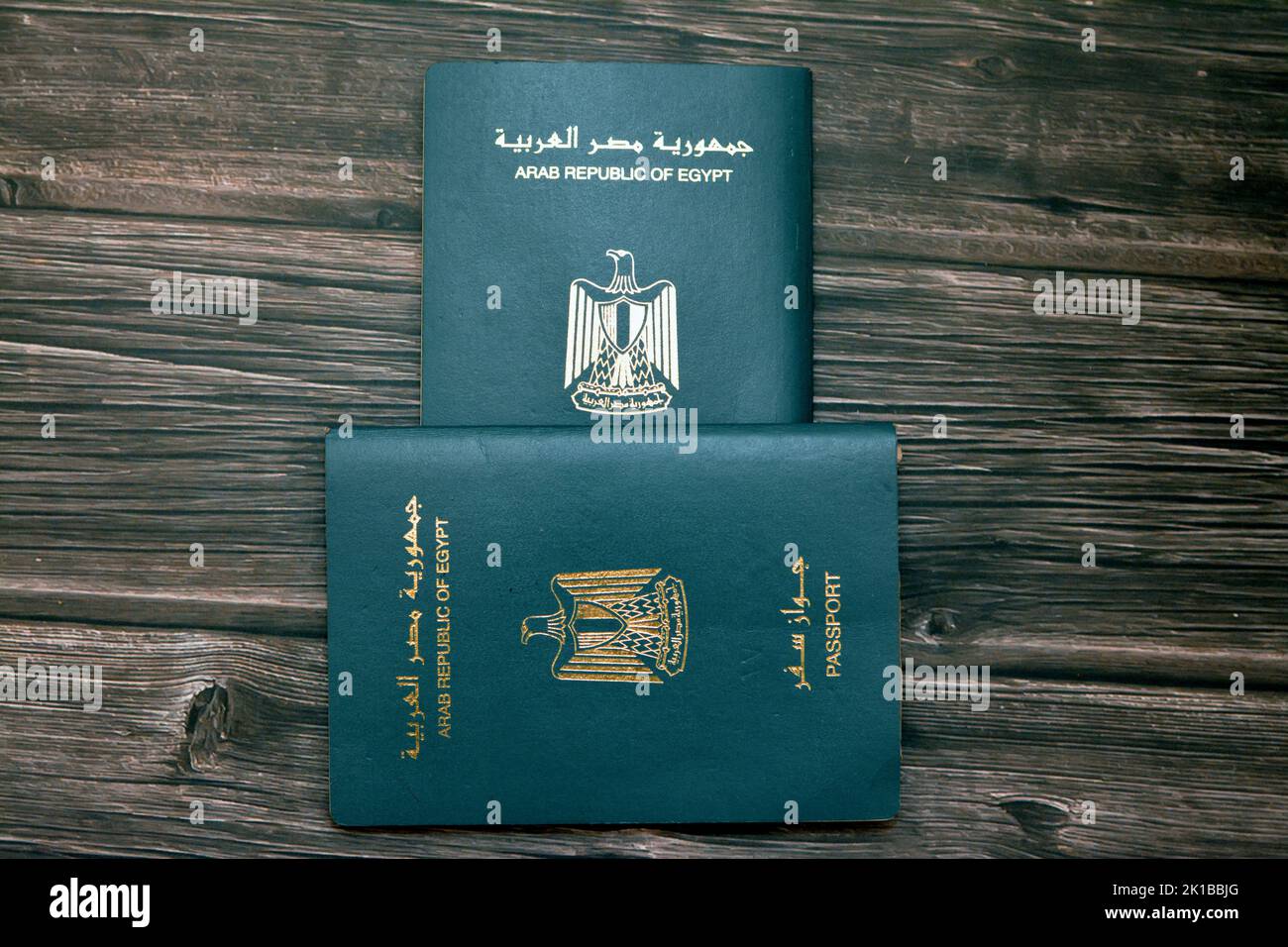Pasaporte egipcio aislado sobre fondo de madera, pasaporte de la