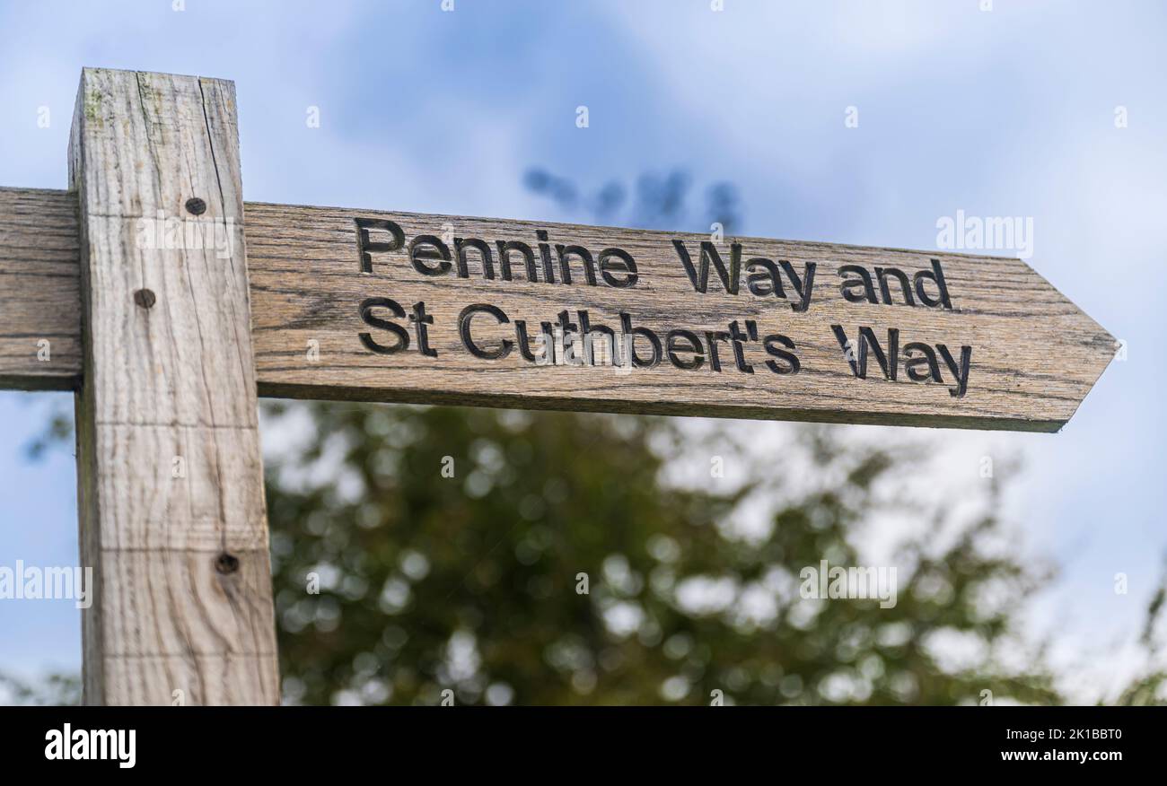 KIRK Yeholm, Scottish Borders, Reino Unido - que marca el extremo norte del sendero de larga distancia Peninine Way Foto de stock