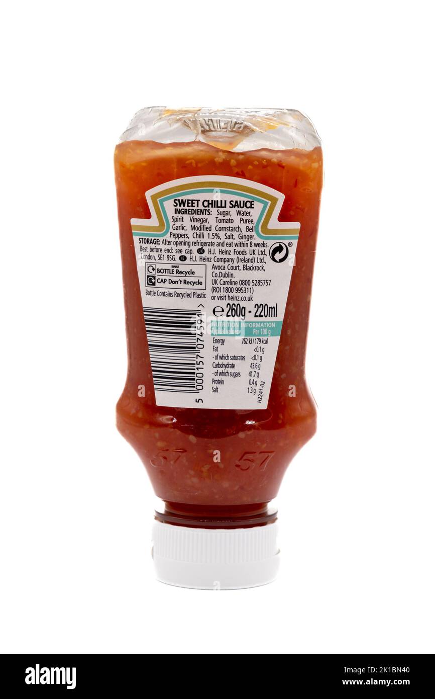 Irvine, Escocia, Reino Unido - 20 de agosto de 2022: La salsa de chile dulce marca HEINZ en una botella de plástico totalmente reciclable. Etiqueta posterior que muestra los ingredientes Foto de stock