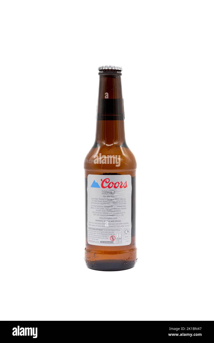 Irvine, Escocia, Reino Unido - 20 de agosto de 2022: Bebida de cerveza alcohólica de marca Coors con el logotipo COOL en una botella de vidrio totalmente reciclable. Etiqueta trasera d Foto de stock
