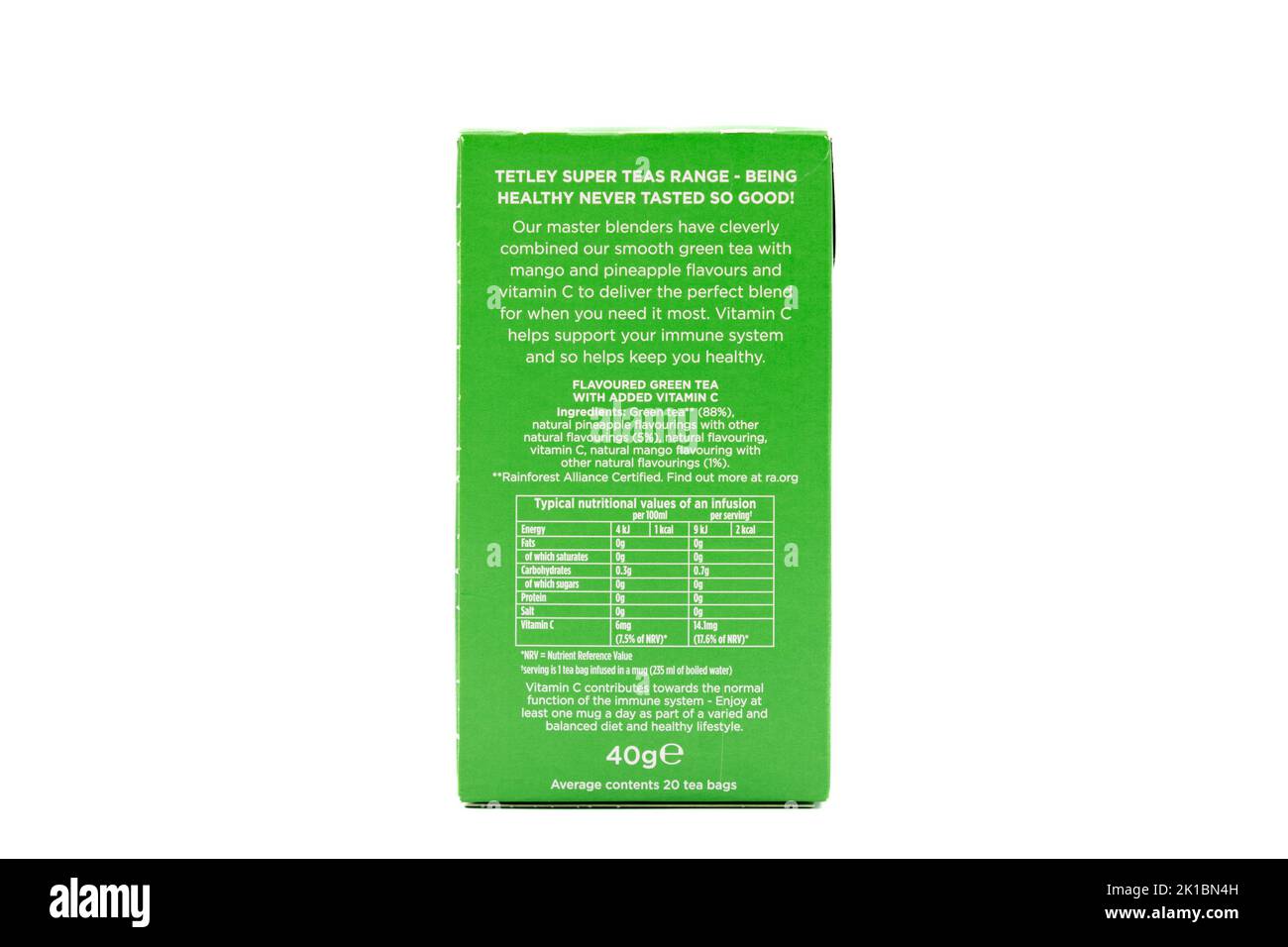 Irvine, Escocia, Reino Unido - 20 de agosto de 2022: Tetley marca inmune vitamina C Super Green Tea en una caja de cartón reciclable mostrando la parte posterior del producto con Foto de stock