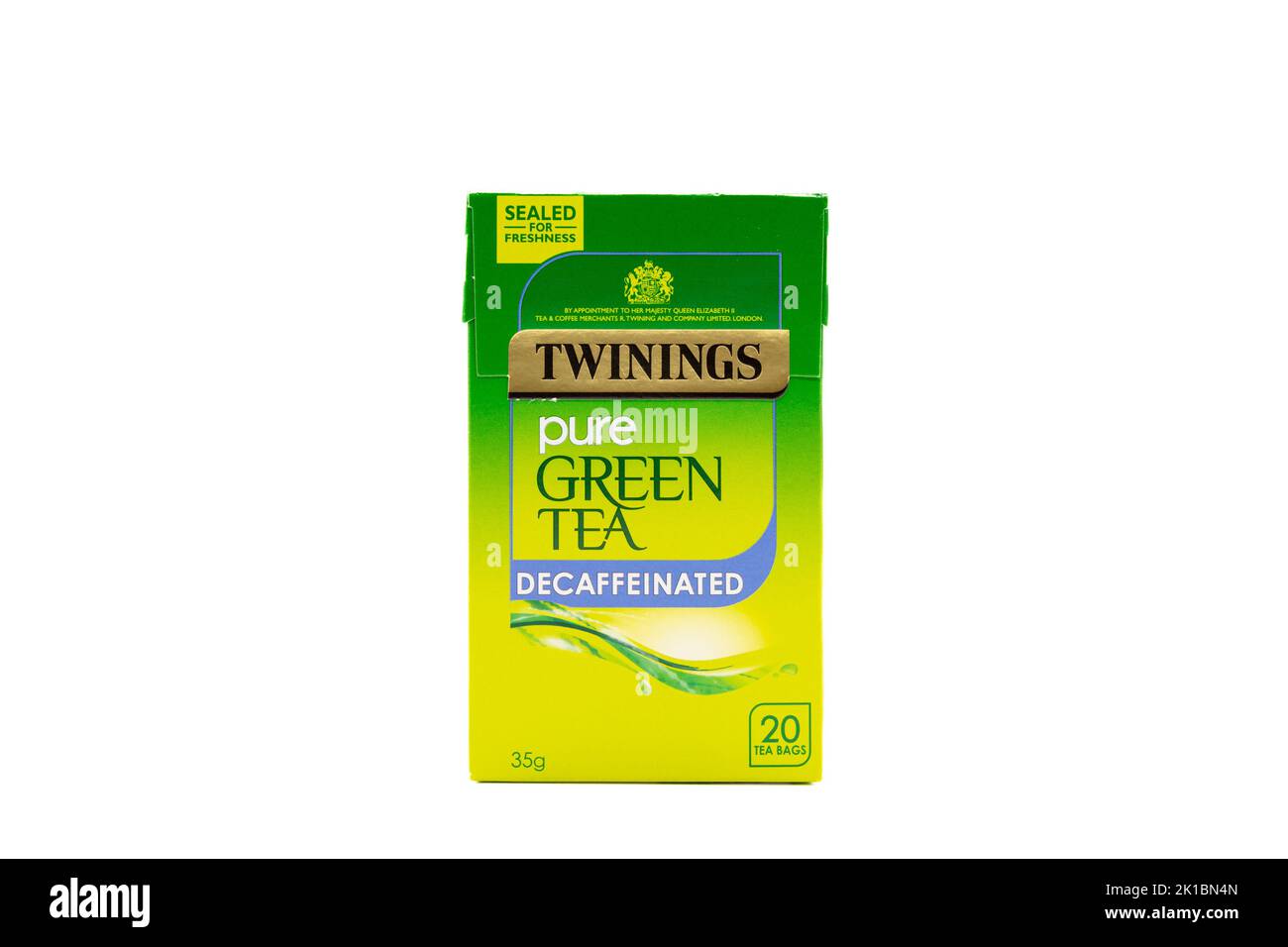 Irvine, Escocia, Reino Unido - 20 de agosto de 2022: Twinings marca puro verde descafeinado bolsas de té en caja de cartón reciclable Foto de stock