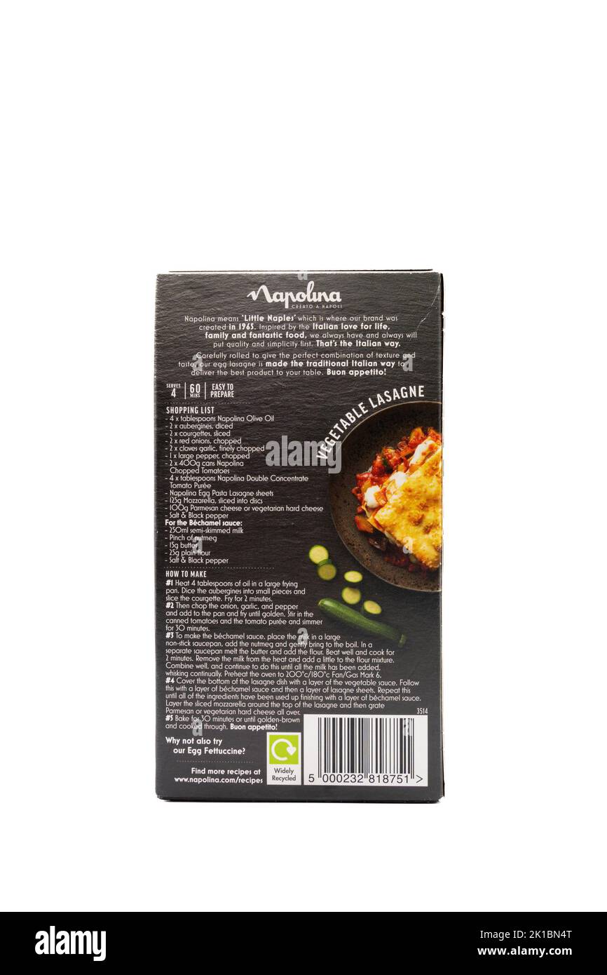 Irvine, Escocia, Reino Unido - 20 de agosto de 2022: Láminas de pasta de huevo de la marca Napolina para la lasaña 375grams en una caja parcialmente reciclable que muestra la etiqueta posterior Foto de stock