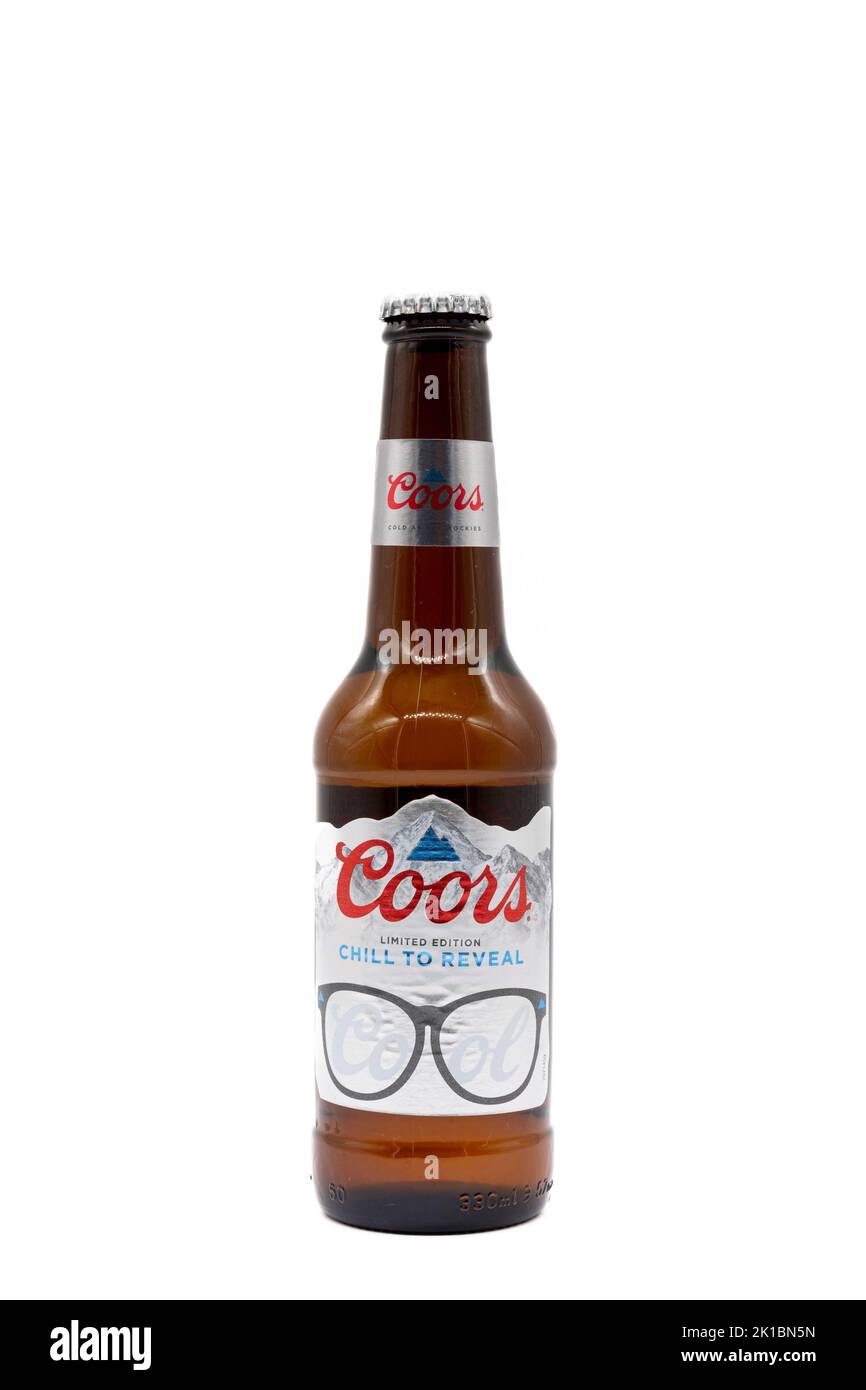 Irvine, Escocia, Reino Unido - 20 de agosto de 2022: Bebida de cerveza alcohólica de marca Coors con el logotipo COOL en una botella de vidrio totalmente reciclable. Foto de stock