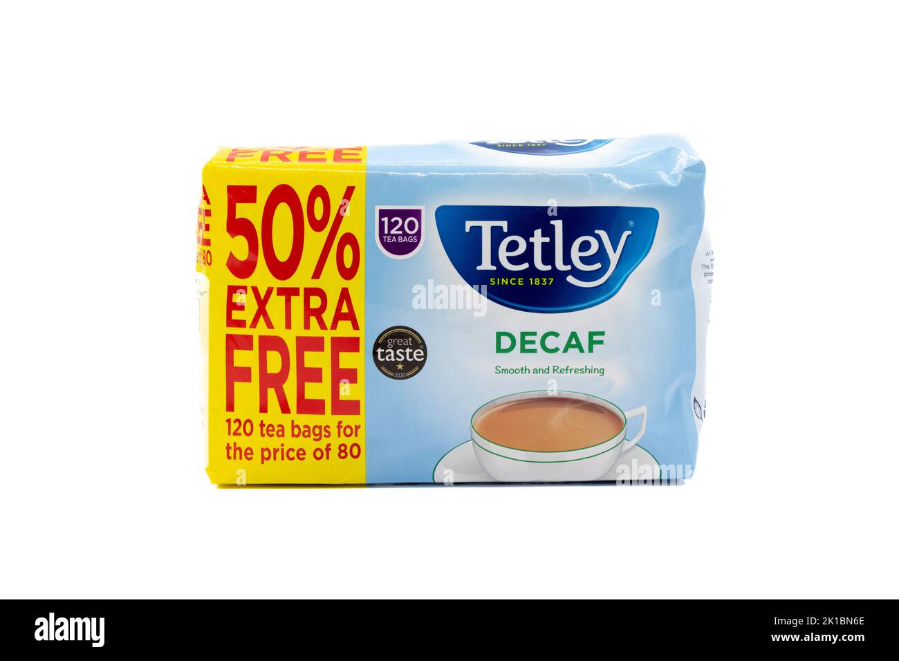 Irvine, Escocia, Reino Unido - 20 de agosto de 2022: Bolsas de té descafeinado de la marca Tetley en un embalaje de papel reciclable. Foto de stock