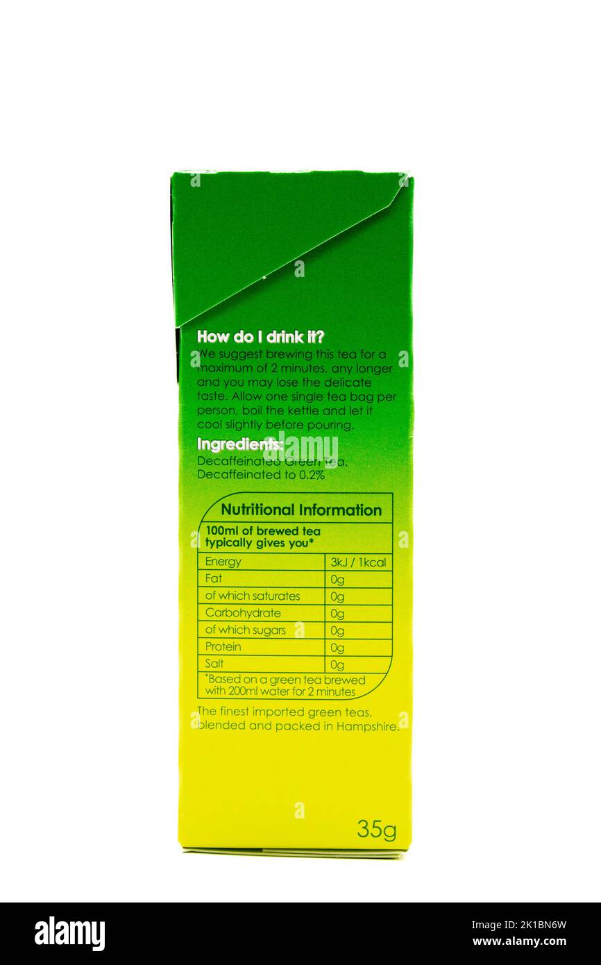Irvine, Escocia, Reino Unido - 20 de agosto de 2022: Twinings marca bolsas de té descafeinadas de color verde puro en caja de cartón reciclable con presentación lateral del producto Foto de stock