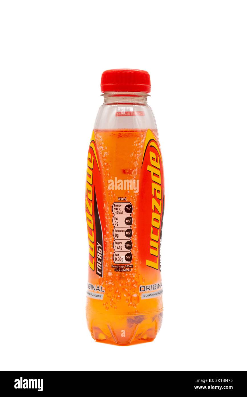 Irvine, Escocia, Reino Unido - 20 de agosto de 2022: Lucozade marca bebida energética original en botella de plástico reciclable y etiqueta de tapón que muestra los valores de energía Foto de stock