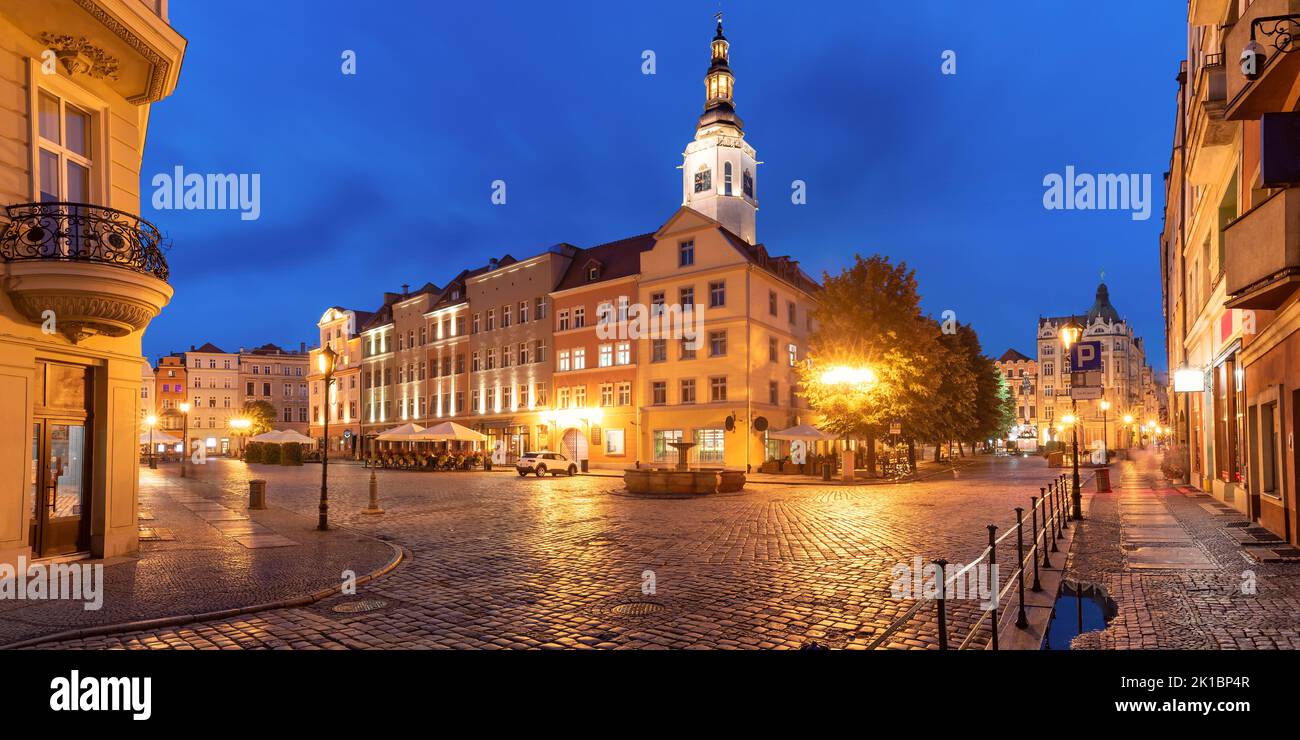 Plaza del Mercado Nocturno en la Ciudad Vieja de Swidnica, Silesia, Polonia. Foto de stock