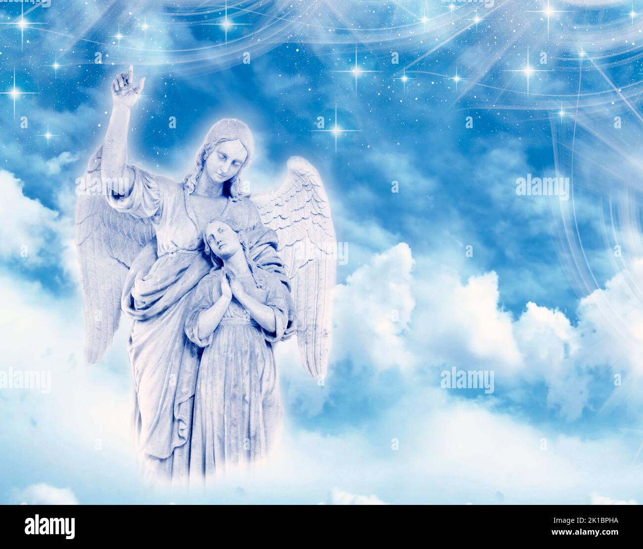 hermoso ángel arcángel sobre cielo místico con fondo de galaxia y estrellas y con espacio de copia Foto de stock