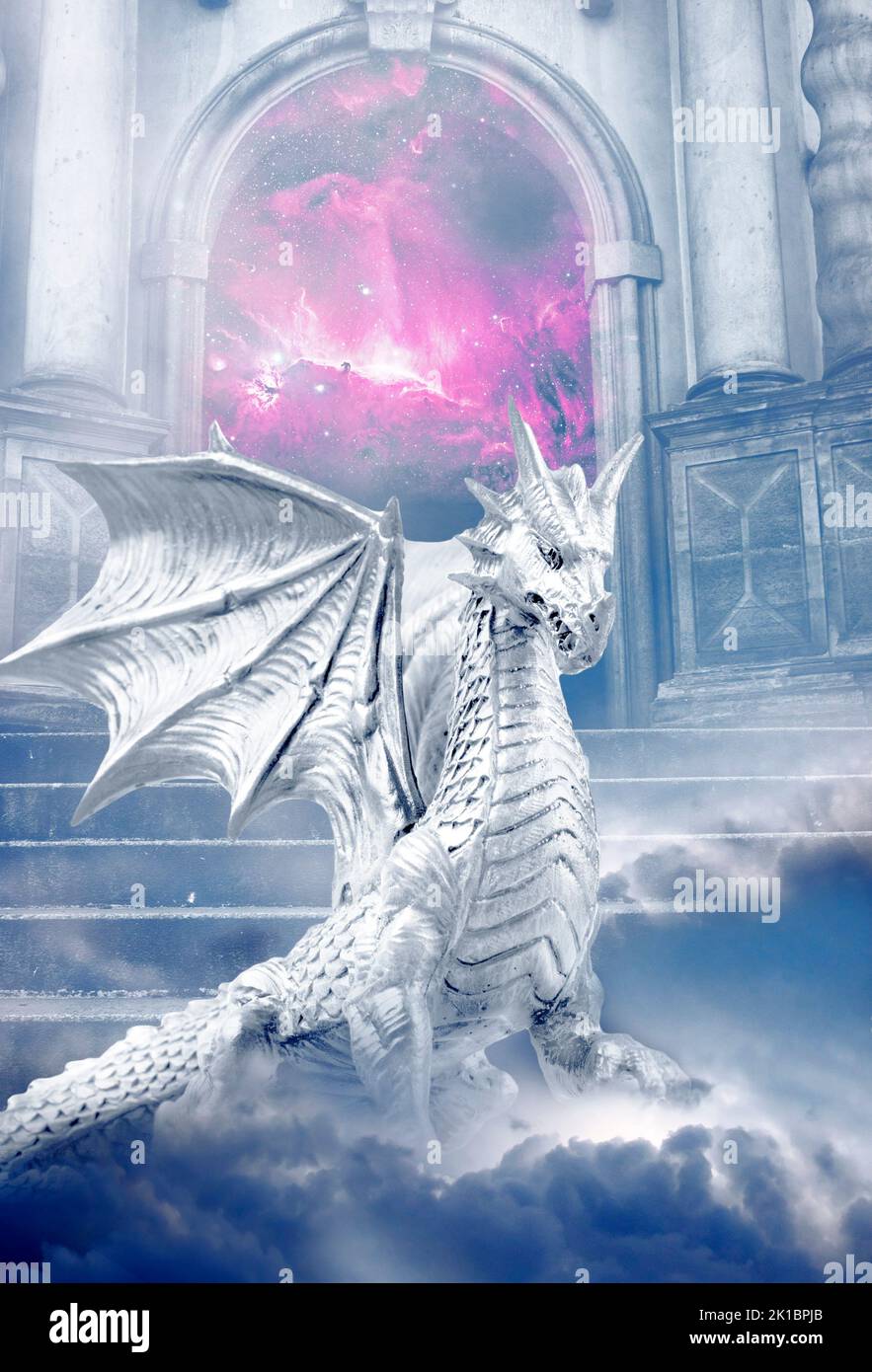 dragón majestuoso sobre cielo místico mágico y puerta abierta Foto de stock