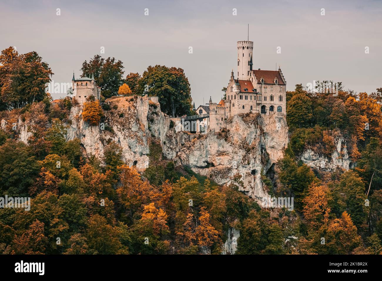 Colores otoñales en el Castillo de Lichtenstein, un castillo gótico de propiedad privada situado en el Jura Suabia del sur de Alemania. Fue diseñado por Car Foto de stock