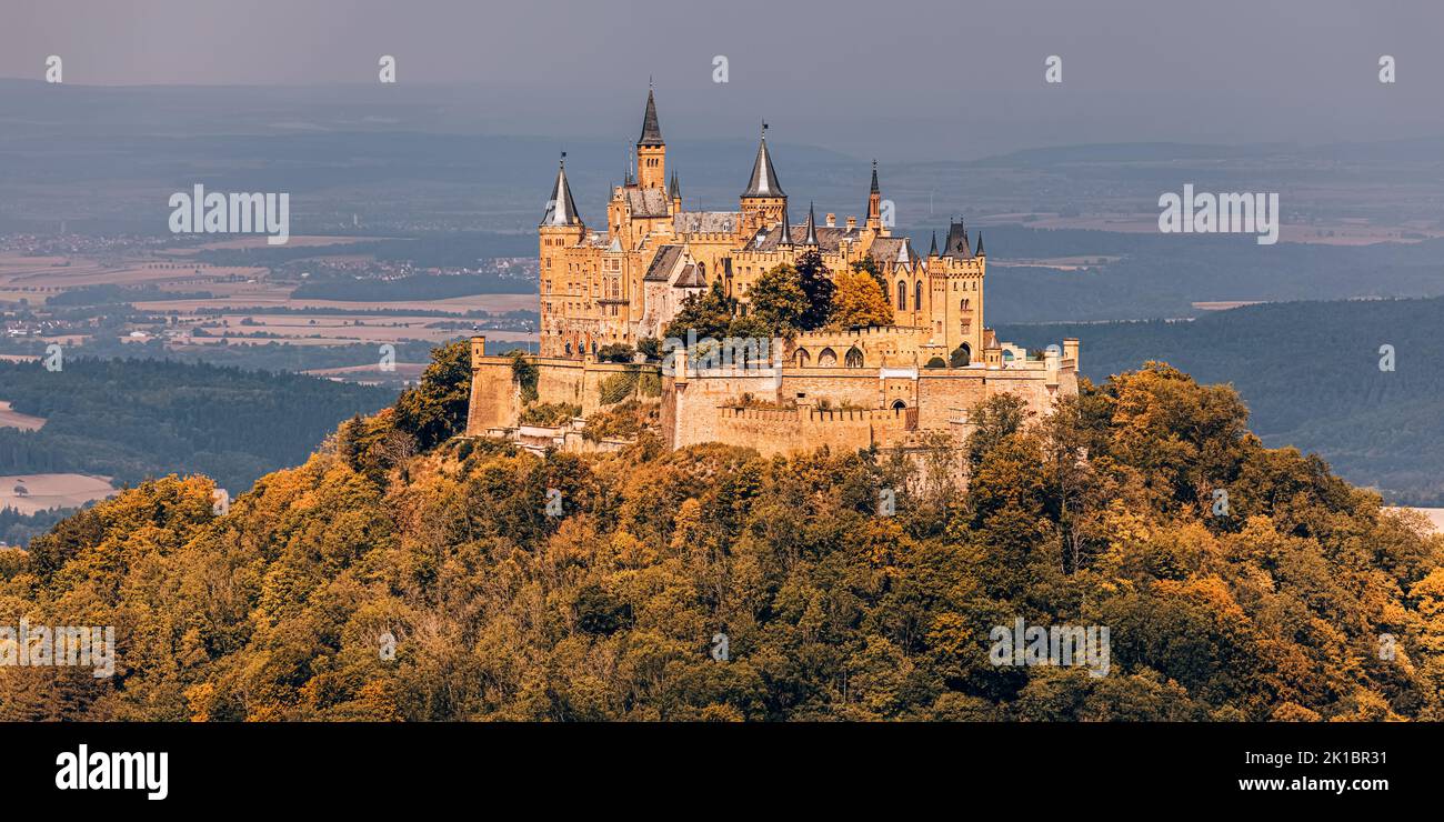 Vea en el Castillo Hohenzollern la sede ancestral de la Casa imperial de Hohenzollern. El tercero de los tres castillos de la cima de la colina construido en el sitio, es loca Foto de stock