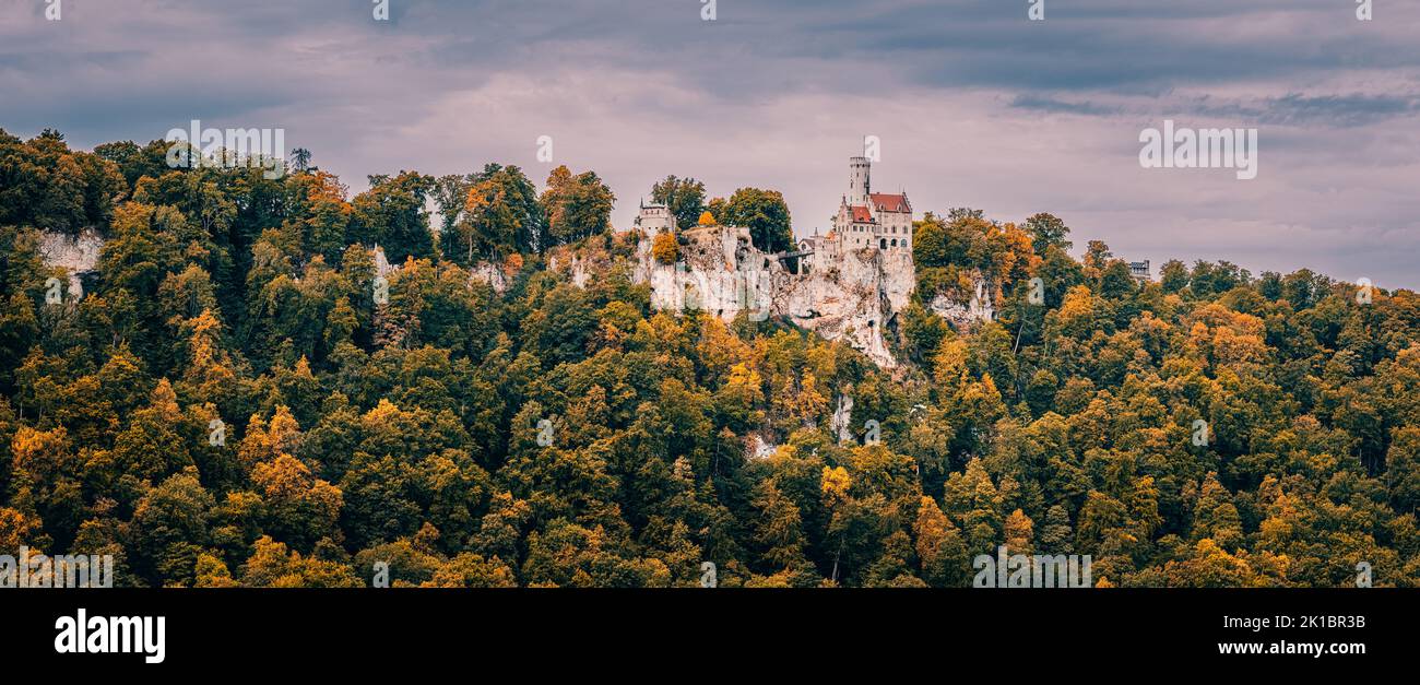 Una amplia imagen panorámica del Castillo de Lichtenstein, un castillo gótico de propiedad privada situado en el Jura Suabia del sur de Alemania. Fue un diseño Foto de stock