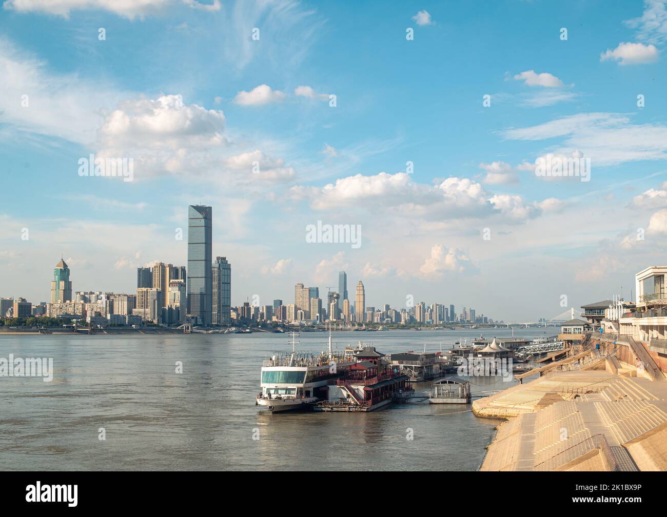 Una vista del río Yangtze y el horizonte de Wuhan al fondo Foto de stock