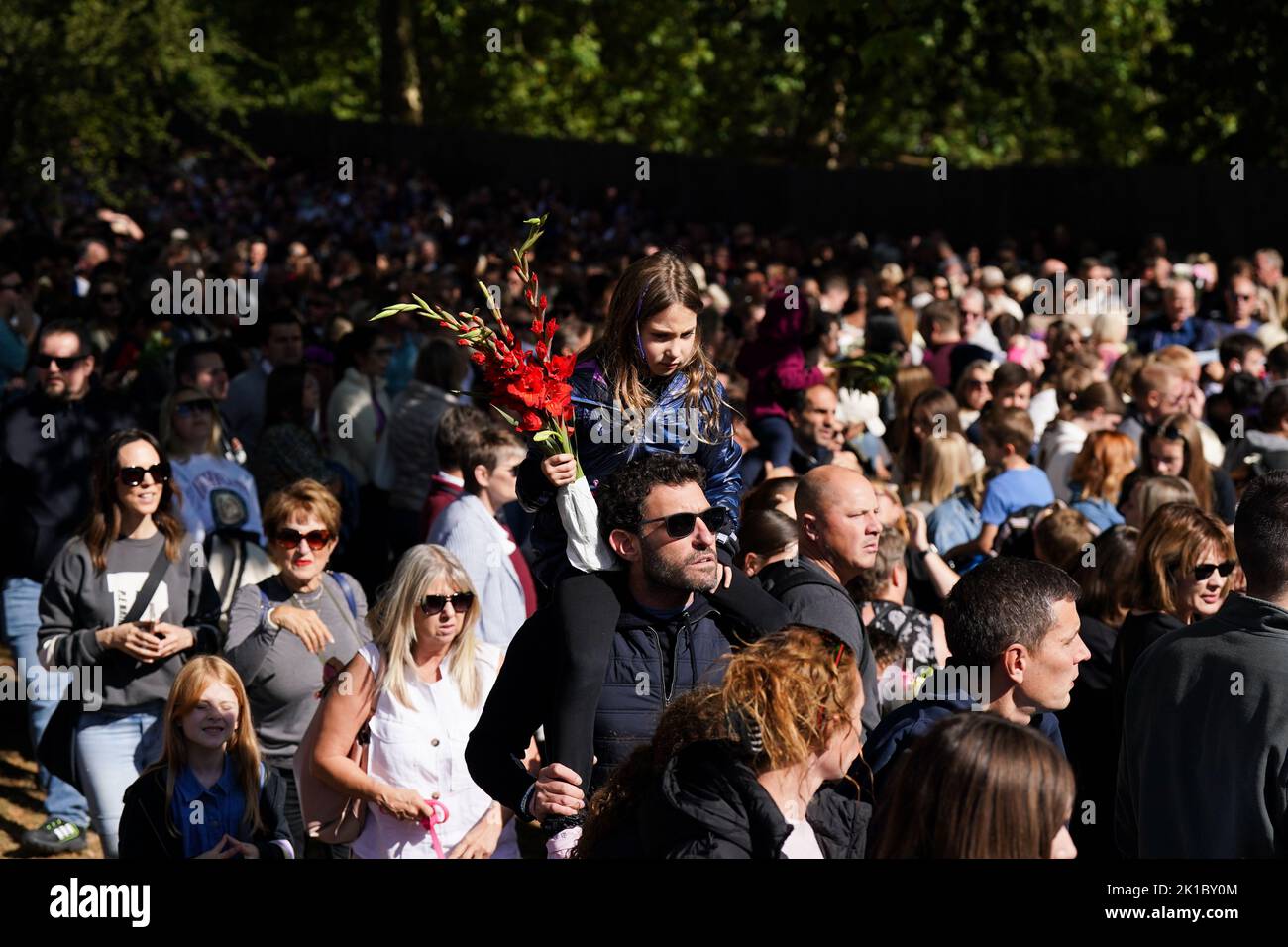 Miembros de la cola pública para obtener acceso a Green Park en Londres, mientras esperan para depositar flores y homenajes a la reina Isabel II antes de su funeral el lunes. Fecha de la foto: Sábado 17 de septiembre de 2022. Foto de stock