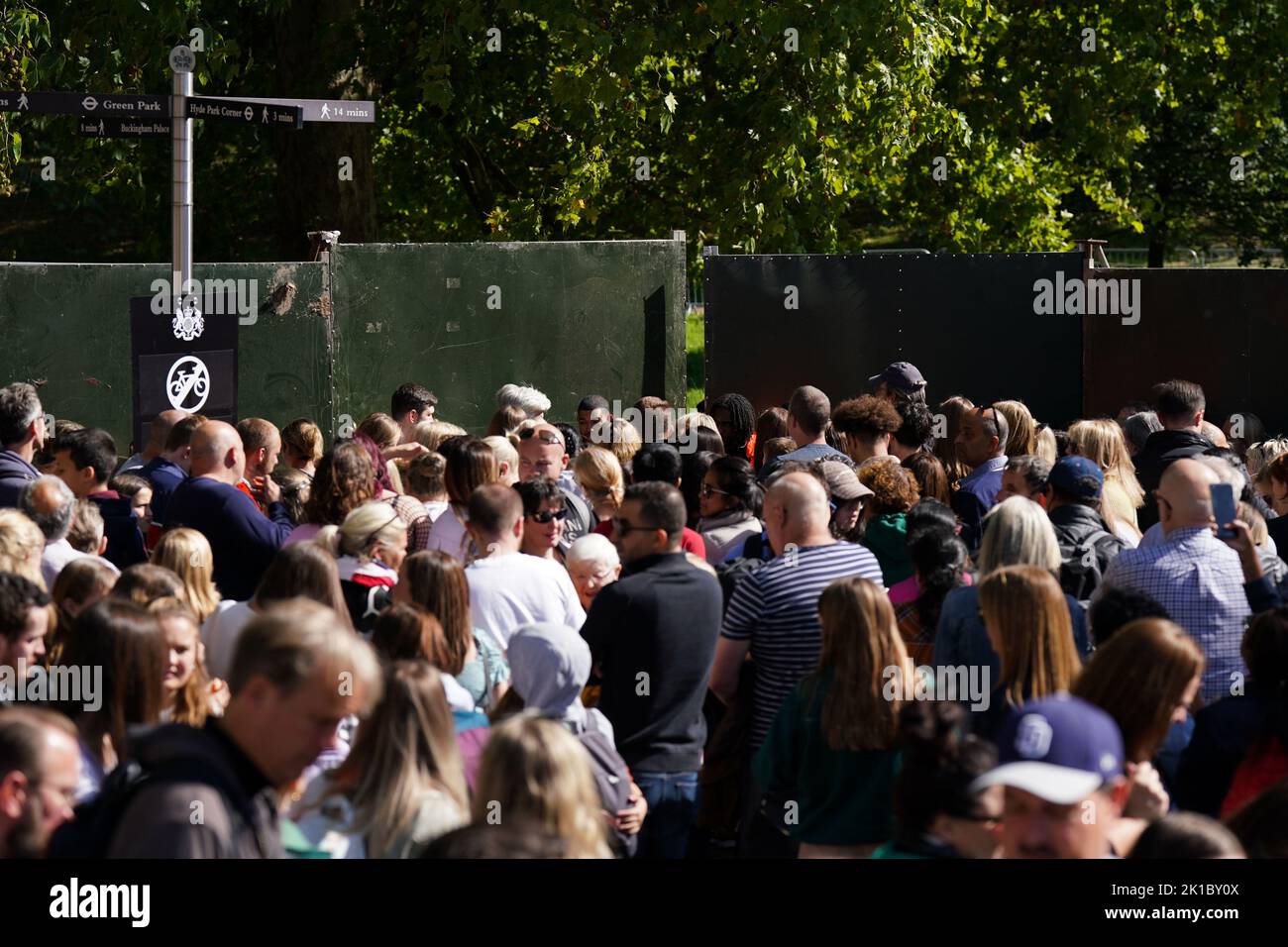 Miembros de la cola pública para obtener acceso a Green Park en Londres, mientras esperan para depositar flores y homenajes a la reina Isabel II antes de su funeral el lunes. Fecha de la foto: Sábado 17 de septiembre de 2022. Foto de stock