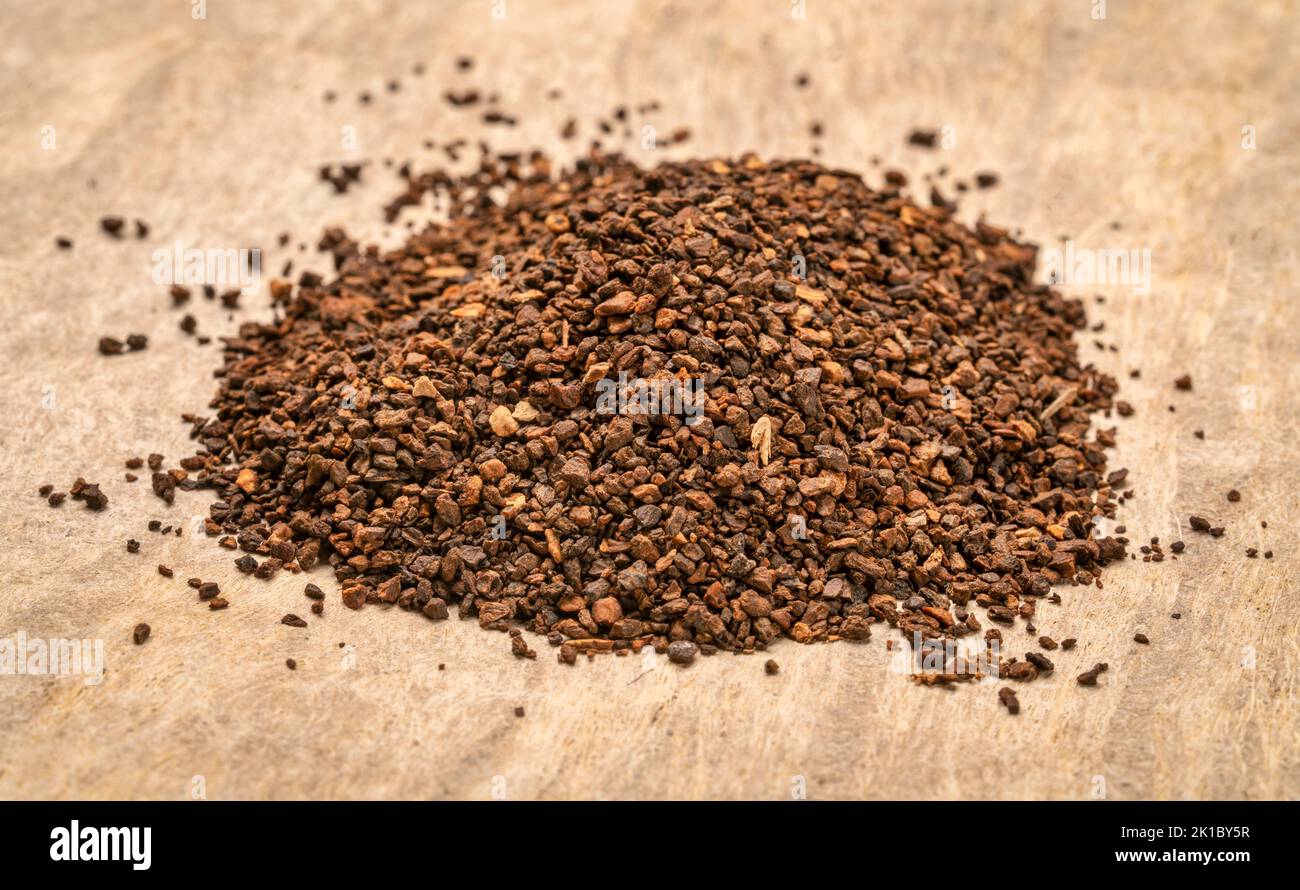 Pila de gránulos de achicoria a menudo utilizados con o como sustituto del café, hecho de la raíz de la planta de achicoria, Cichorium intybus, también conocida como endi Foto de stock