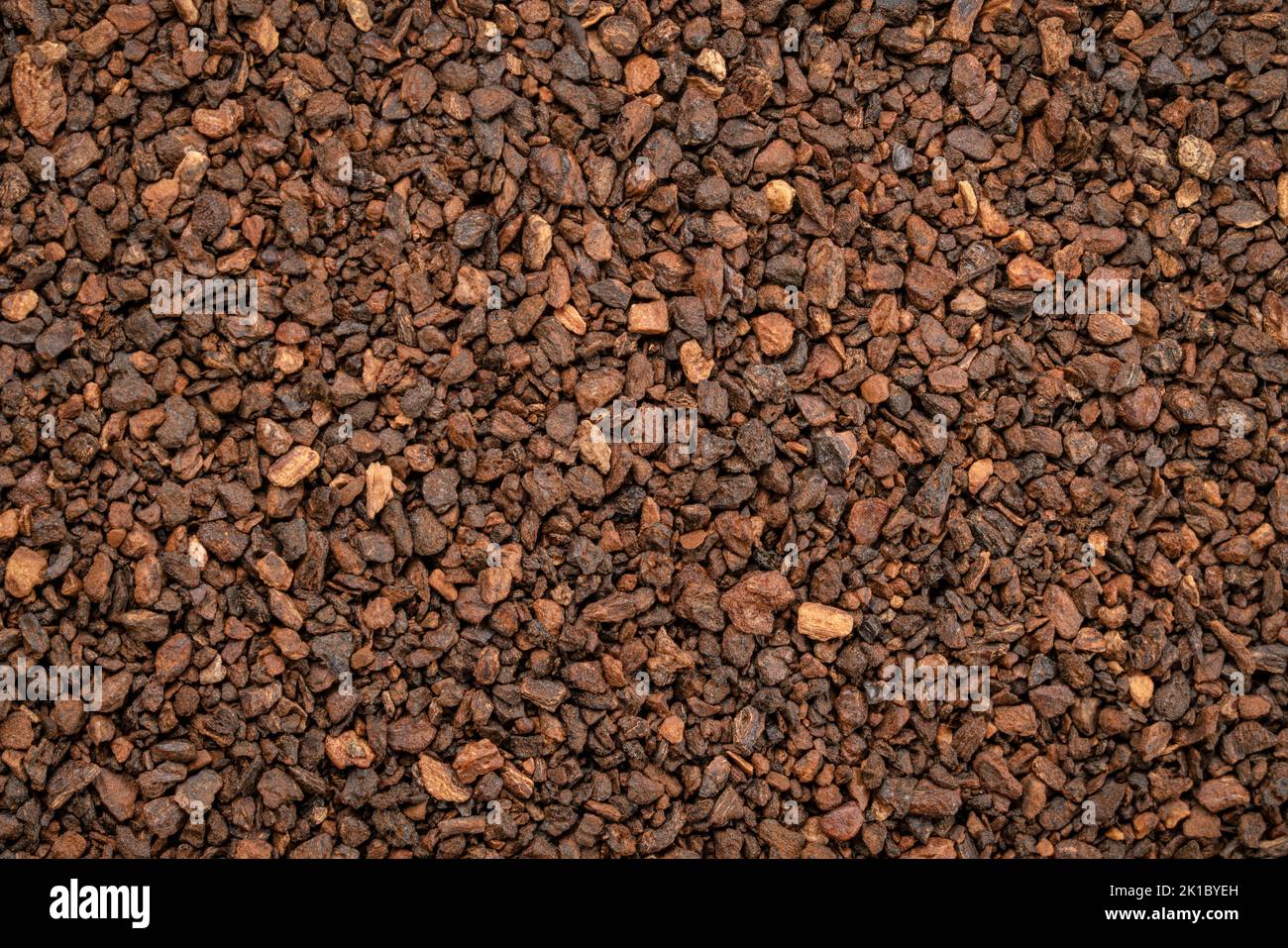 Macro fondo y textura de gránulos de achicoria a menudo utilizados con o como sustituto del café, hechos de la raíz de la planta de achicoria, Cichorium int Foto de stock