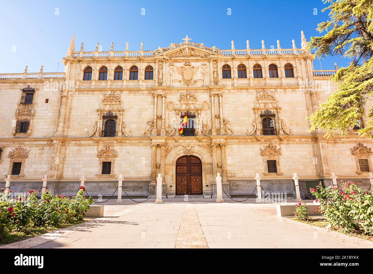 Fachada del edificio del Colegio de San Ildefonso, sede de la Universidad de Alcalá de Henares Foto de stock