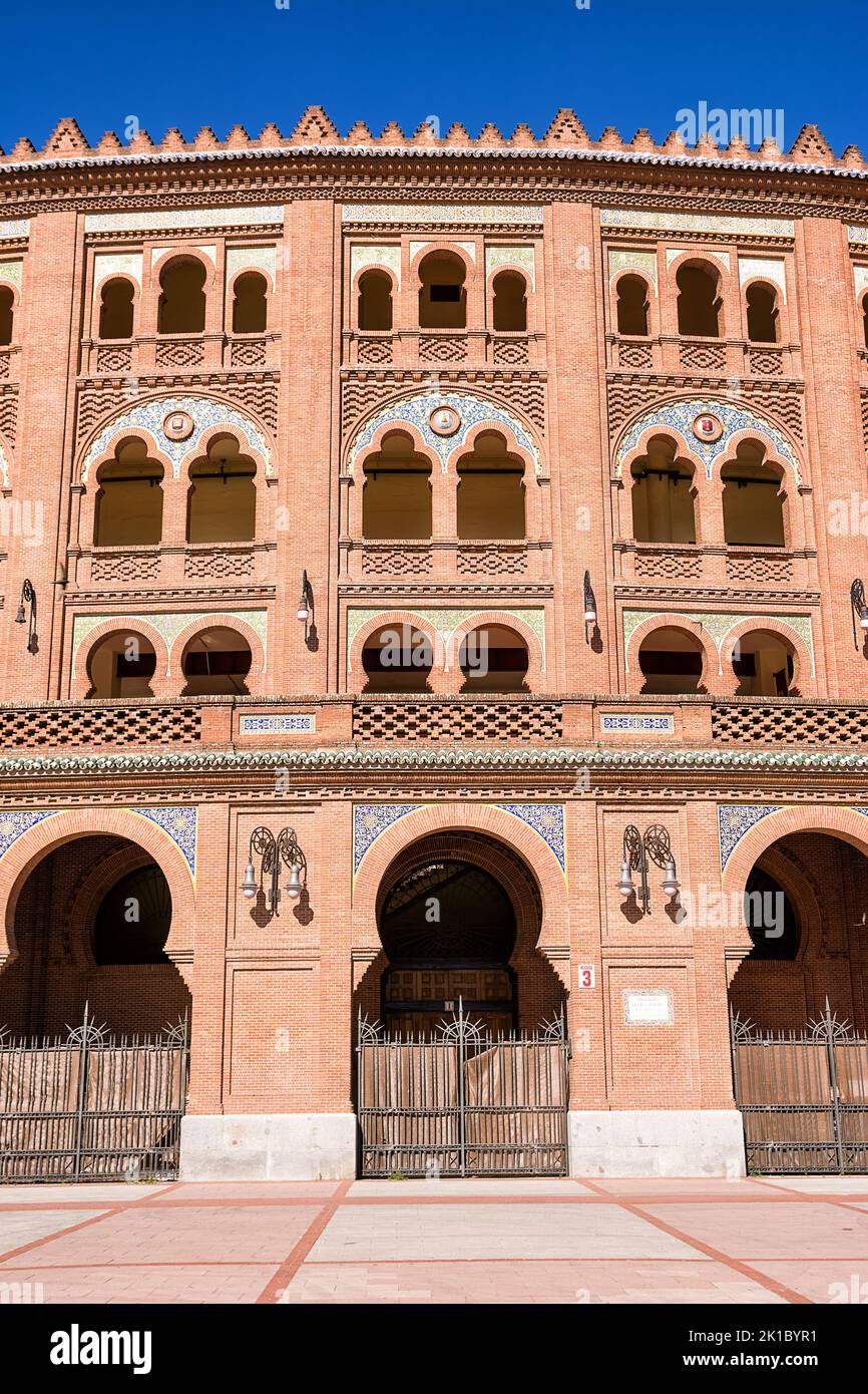 Detalle de las ventanas y portones en el exterior de la Plaza de Toros en Madrid Foto de stock
