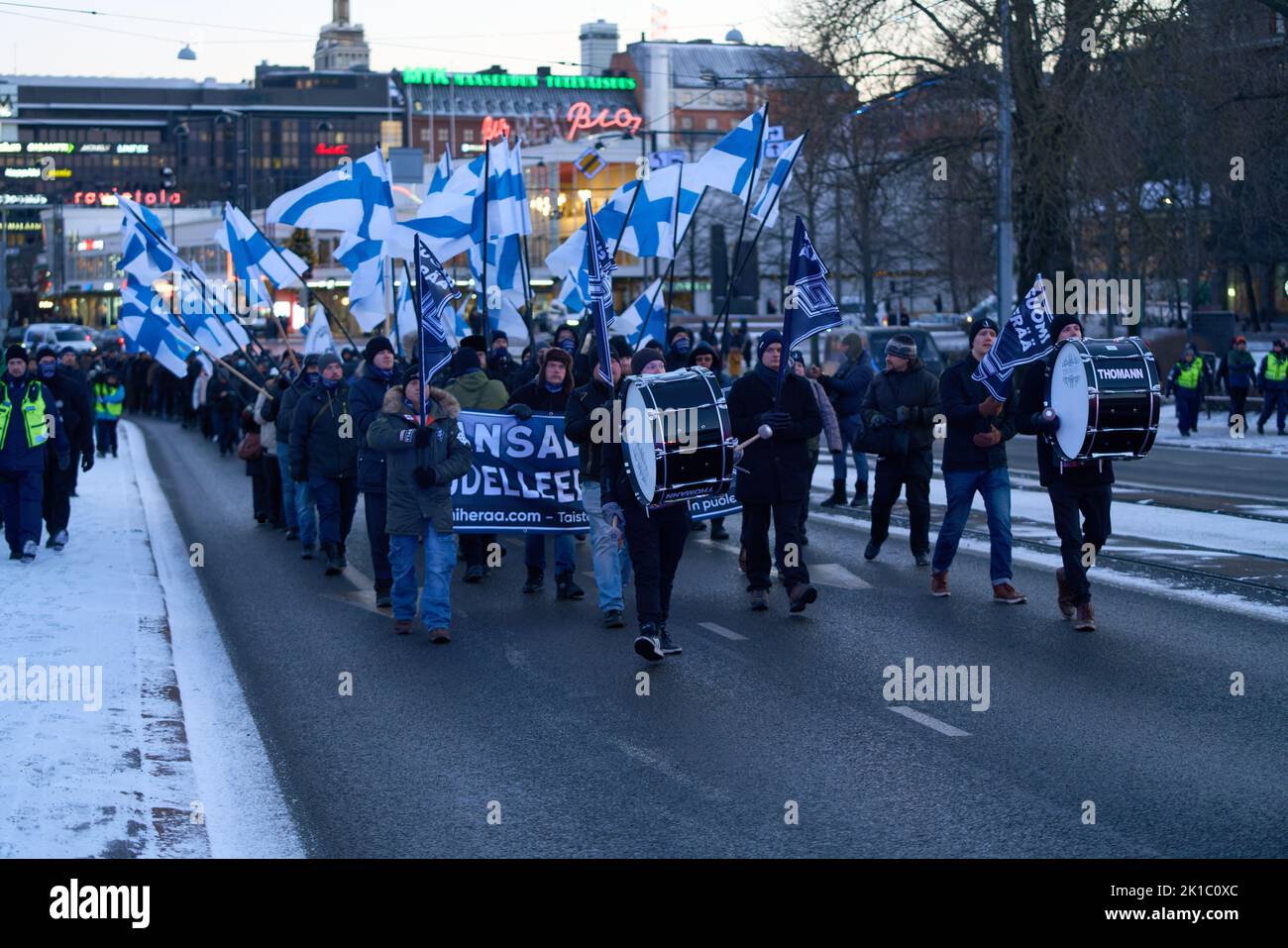 El etnonacionalista de extrema derecha Suomi herää manifestación / procesión en Mannerheimintie cerca del Parlamento de Finlandia en el Día de la Independencia de Finlandia Foto de stock