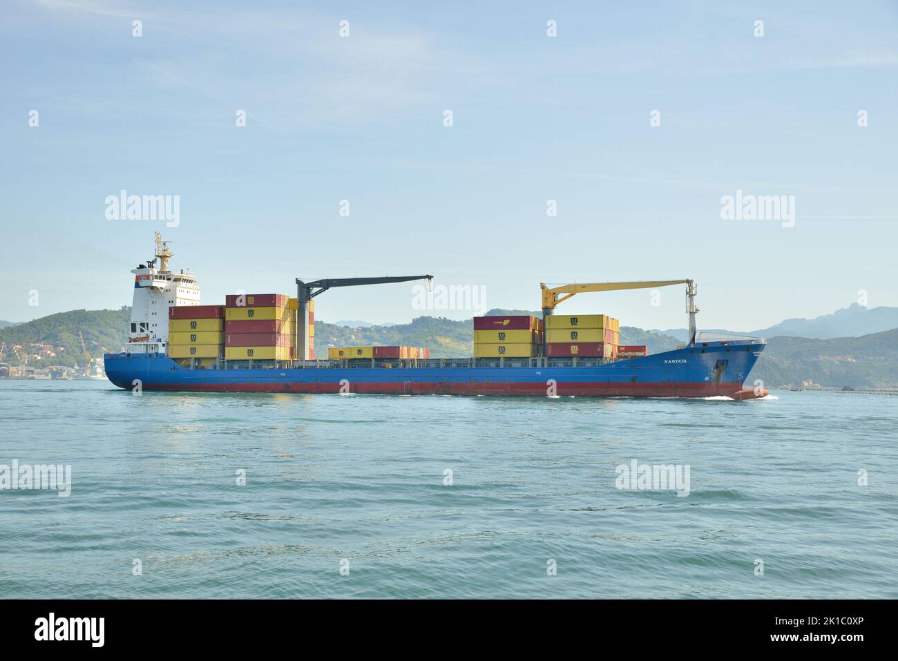 Buque de contenedores Kantata saliendo del puerto de La Spezia - Italia Foto de stock