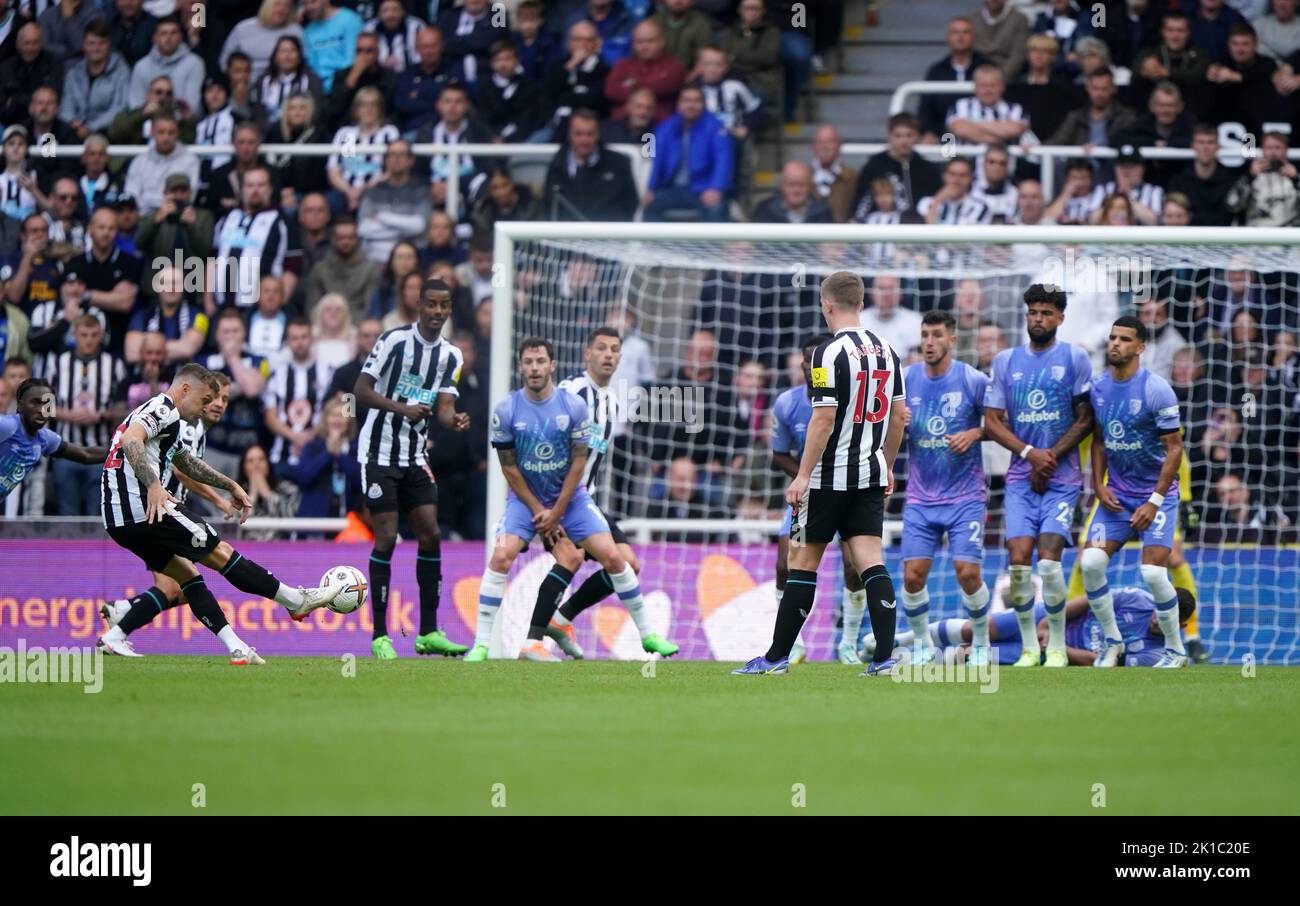 Kieran Trippier del Newcastle United toma un tiro libre durante el partido de la Premier League en St James' Park, Newcastle. Fecha de la foto: Sábado 17 de septiembre de 2022. Foto de stock