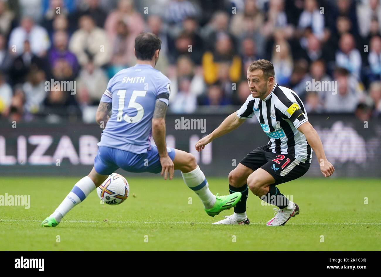 Adam Smith de Bournemouth y Ryan Fraser (derecha) de Newcastle United luchan por el balón durante el partido de la Premier League en St James' Park, Newcastle. Fecha de la foto: Sábado 17 de septiembre de 2022. Foto de stock