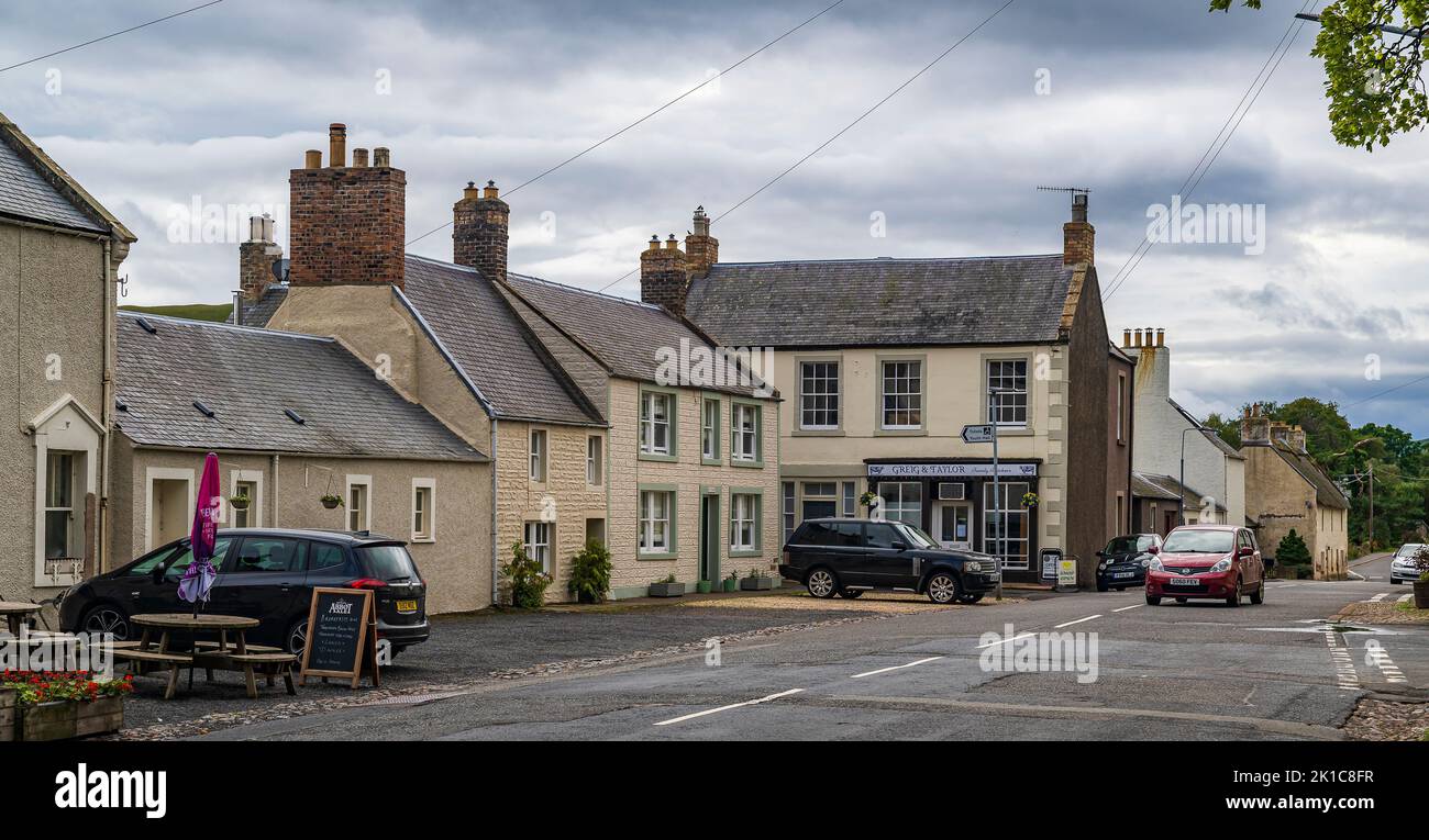 Ciudad de Yeholm, Scottish Borders, Reino Unido - Un pequeño pueblo en el camino Saint Cumberts de larga distancia sendero Foto de stock