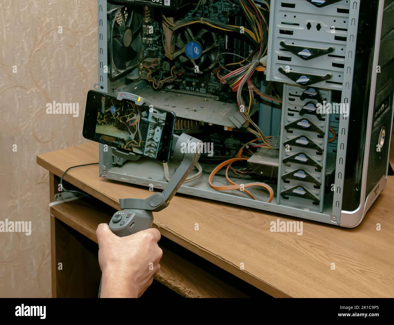 Mantenimiento y limpieza de la parte interior del ordenador. La mano del  hombre sostiene un cilindro de aire comprimido y limpia el interior del  ordenador Fotografía de stock - Alamy