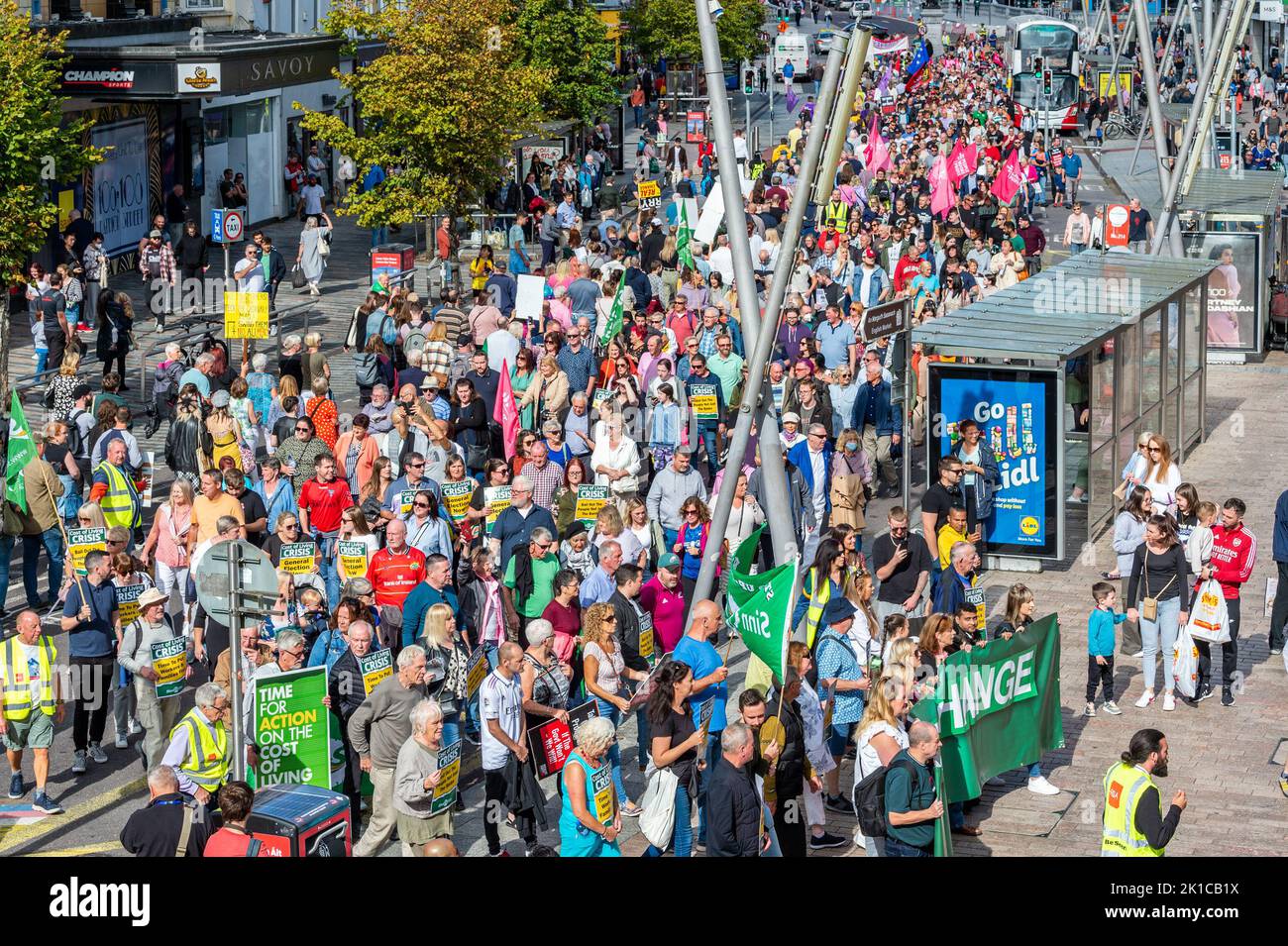 Cork, Irlanda. 17th de Sep de 2022. Una protesta por el costo de la vida tuvo lugar esta tarde en la ciudad de Cork y Gardai estimó la asistencia de hasta 2.000 manifestantes. Los manifestantes celebraron una manifestación, luego marcharon por el centro de la ciudad antes de otra manifestación en el Grand Parade. Crédito: AG News/Alamy Live News Foto de stock