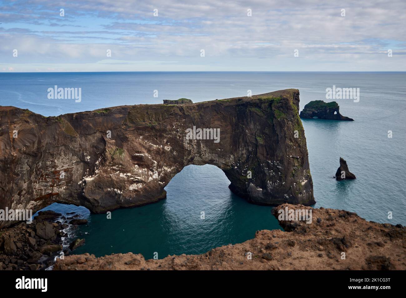 Arco de roca en el océano Atlántico en la península de Dyrholaey, Vik, Islandia, Europa Foto de stock