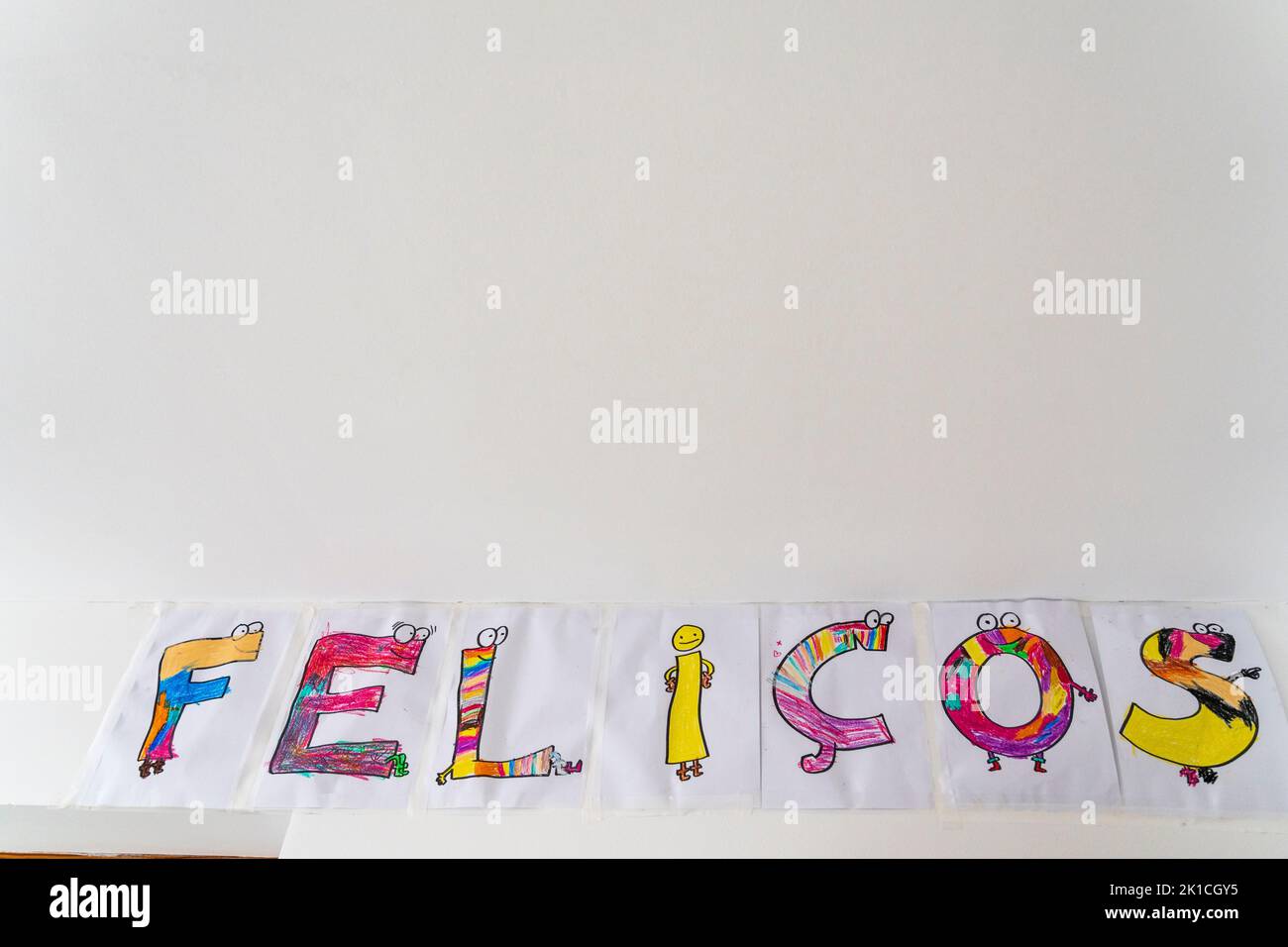 Feliz en catalán, carta de diseño infantil coloreada, Mallorca, Islas Baleares, España Foto de stock