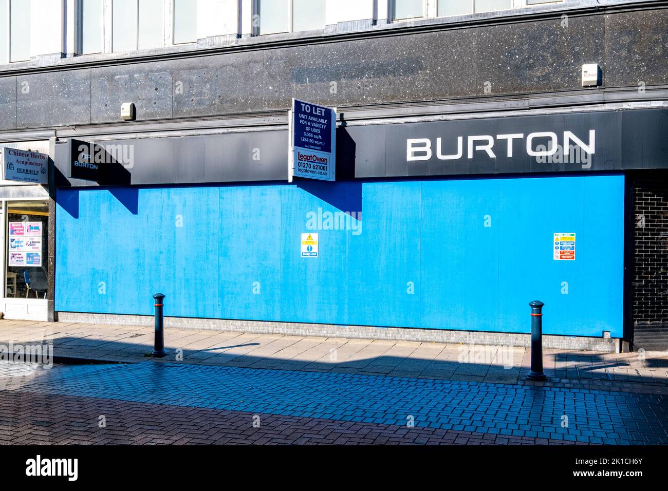 La tienda Burton Fashion, cerrada y abordada en el centro de la ciudad de Crewe Cheshire, Reino Unido Foto de stock
