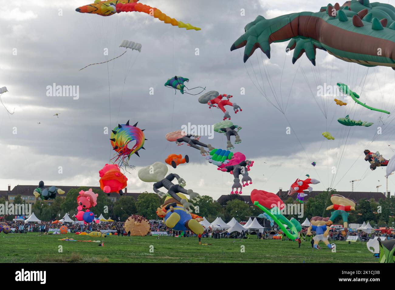 Festival der Riesendrachen auf dem Tempelhofer Feld en Berlín, 17.09.2022, Mehr als 80 Drachenflieger aus ganz Europa liessen Ihre bis zu 50m langen R Foto de stock