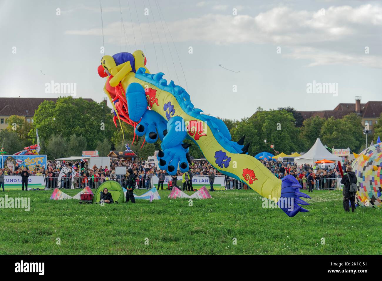 Festival der Riesendrachen auf dem Tempelhofer Feld en Berlín, 17.09.2022, Mehr als 80 Drachenflieger aus ganz Europa liessen Ihre bis zu 50m langen R Foto de stock
