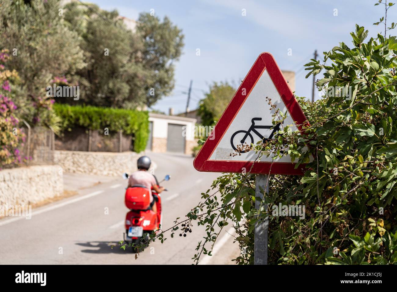 Señal de alerta de tráfico para la presencia de ciclistas P-22, Randa, Mallorca, Islas Baleares, España Foto de stock