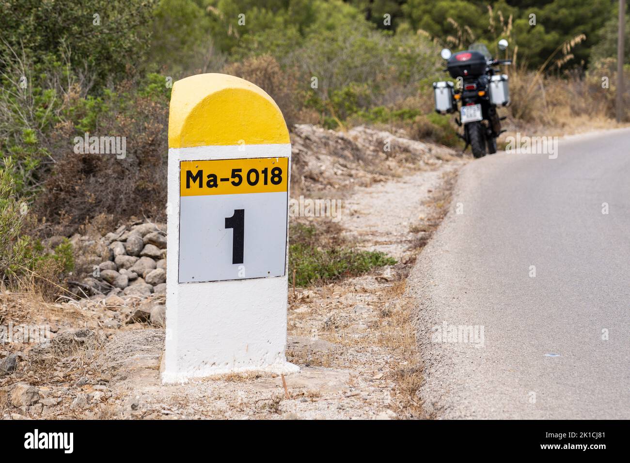 Hito kilométrico que marca el kilómetro uno, Mallorca, Islas Baleares, España Foto de stock