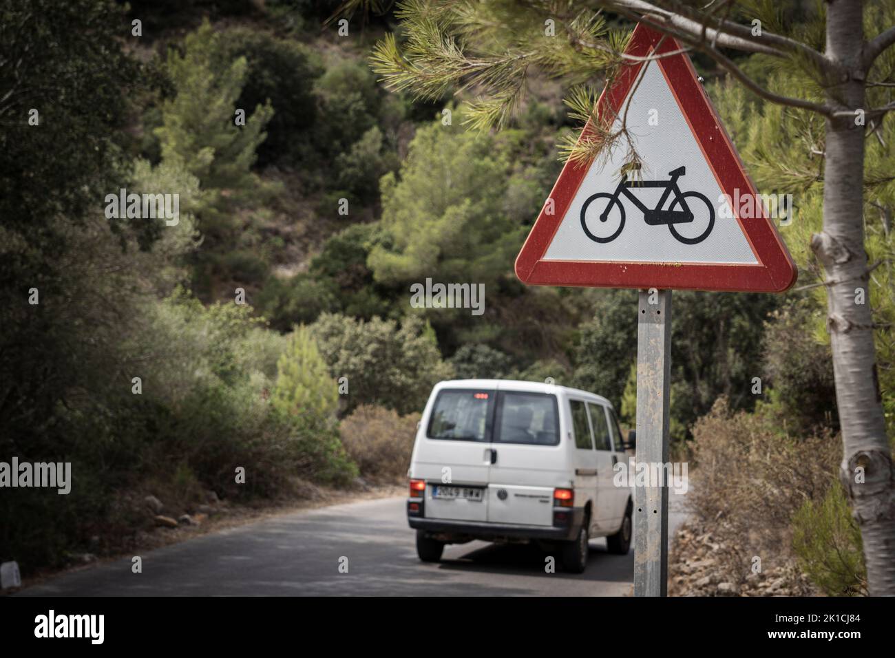 Señal de alerta de tráfico para la presencia de ciclistas P-22, Randa, Mallorca, Islas Baleares, España Foto de stock