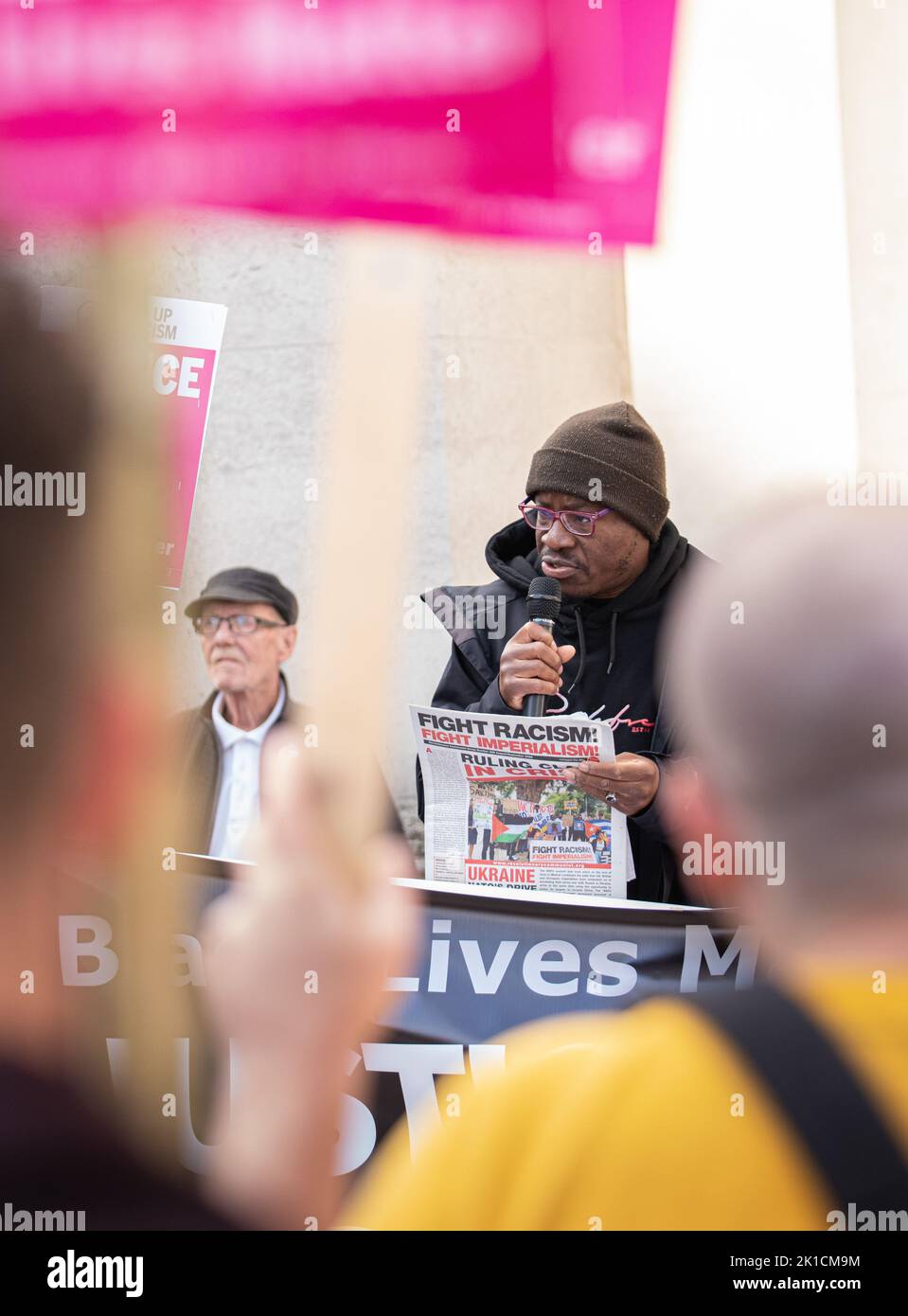 Manchester, Reino Unido. 17th de Sep de 2022. Charles Chinweizu del Partido Comunista Revolucionario. Los manifestantes de Manchester St Peters Square se reúnen para el Día Nacional para llamar la atención sobre Chris Kaba, de 24 años, que fue muerto a tiros por una unidad armada de la Policía Met, el 5th de septiembre, tras una persecución de un coche en Streatham, al sur de Londres. Una investigación de la Oficina Independiente de Conducta Policial descubrió que no estaba armado. Una vez que la IOPC concluya su investigación, puede haber una nueva demora mientras los fiscales deciden si presentan o no cargos. Crédito: GaryRobertsphotography/Alamy Live News Foto de stock