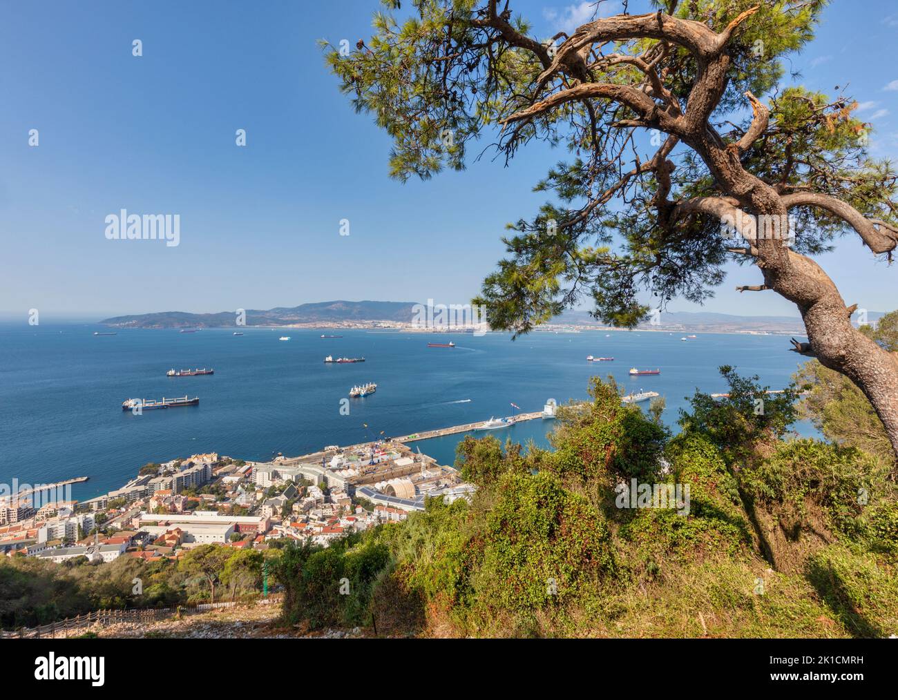 Gibraltar. La ciudad y parte del puerto visto desde las laderas altas de la Roca. En la distancia, cruzando la Bahía de Algeciras (también conocida como la Foto de stock