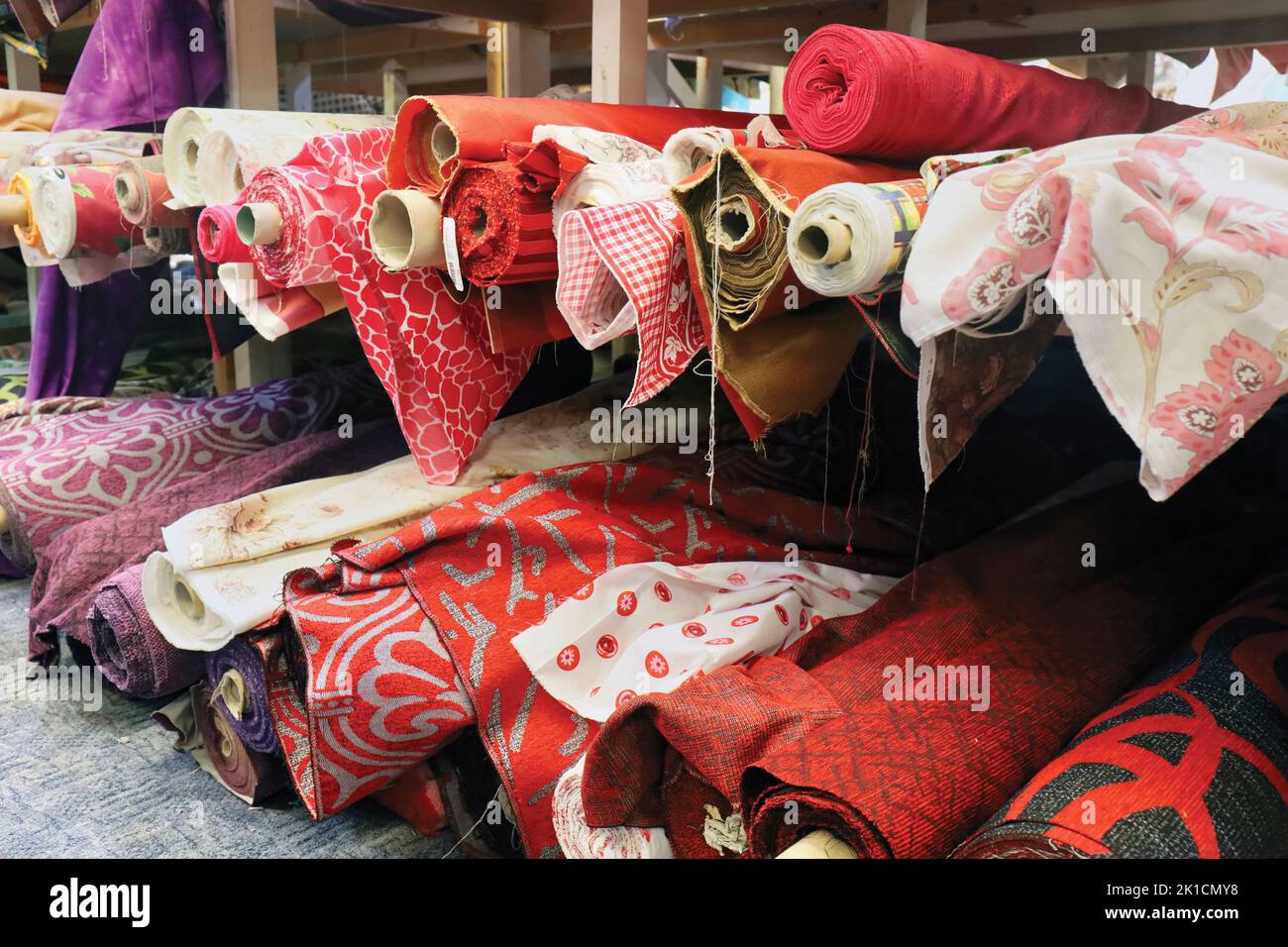 Rollos de material en una tienda de tejidos. Foto de stock