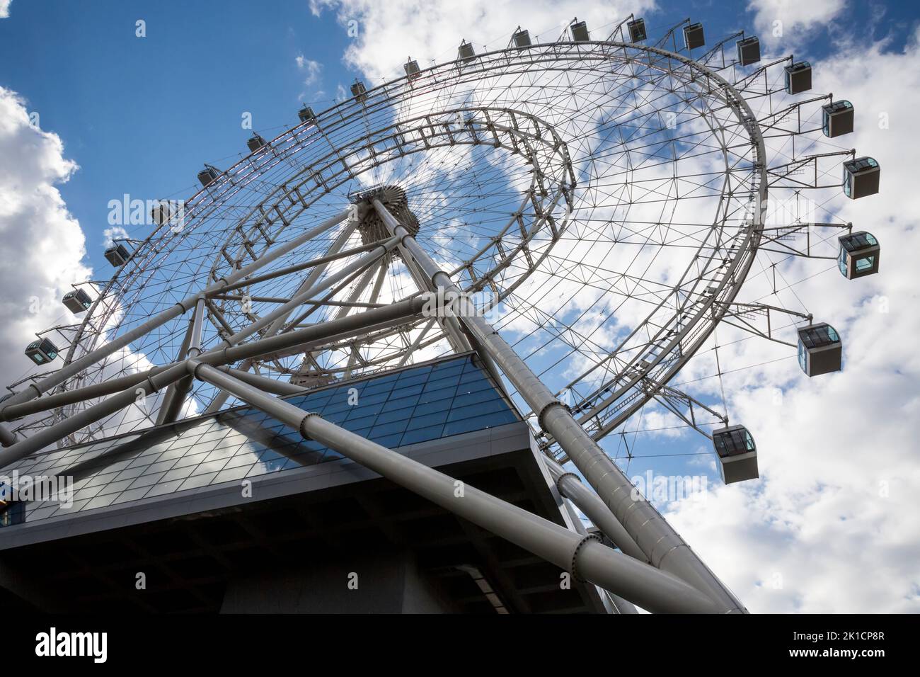 Moscú, Rusia. 17th de septiembre de 2022. Vista de la noria del Sol de Moscú en el parque y centro de exposiciones VDNKh. Con 140 metros de altura, es la rueda de observación más grande de Europa con 30 cápsulas selladas Foto de stock