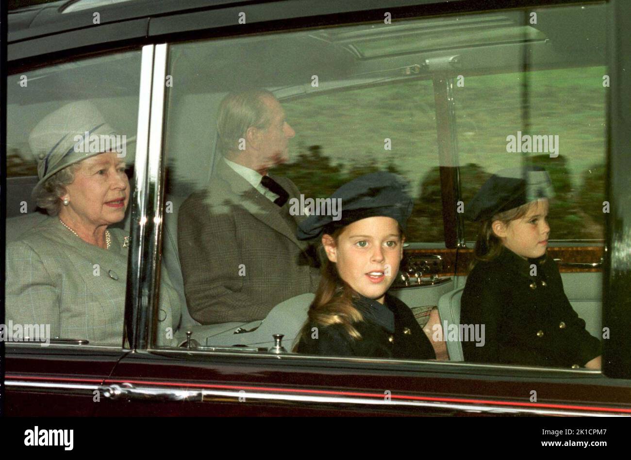 Foto del archivo fechada el 31/08/98 de la Reina Isabel II y Duque de Edimburgo con sus nietos la Princesa Beatrice y la Princesa Eugenie (derecha) dejando el Castillo Balmoral. Foto de stock