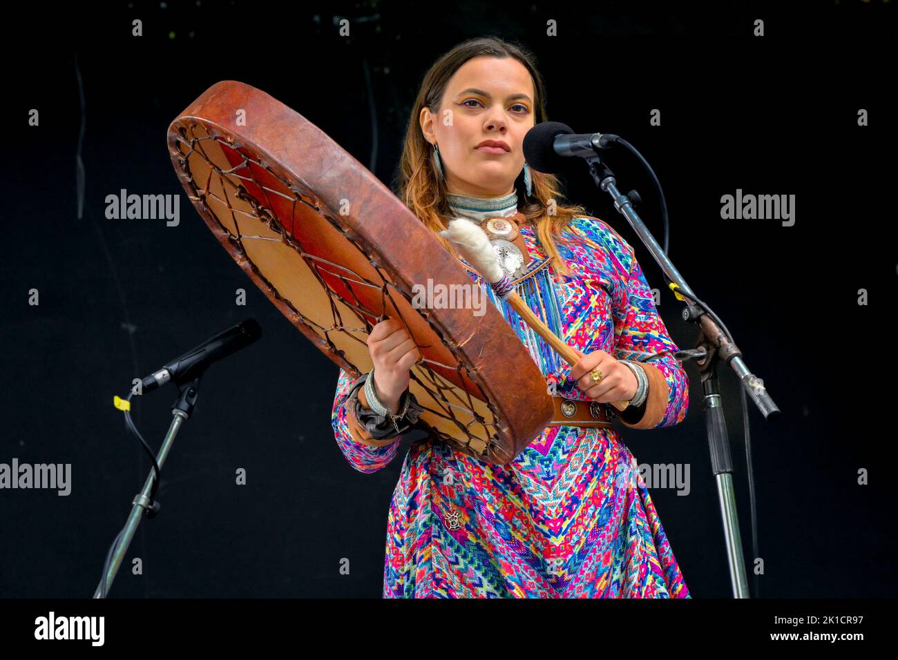 Cantante sami, Viivi del dúo finlandés Vilda, Vancouver Folk Music Festival, Vancouver, Columbia Británica, Canadá Foto de stock
