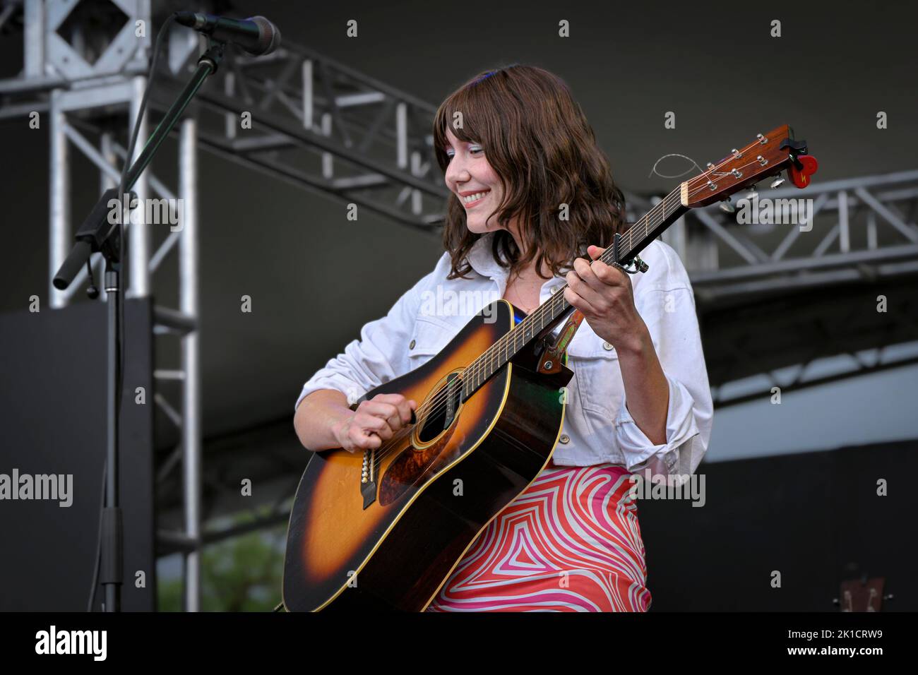 Guitarrista virtuoso, Molly Tuttle, Vancouver Folk Music Festival, Vancouver, British Columbia, Canadá Foto de stock