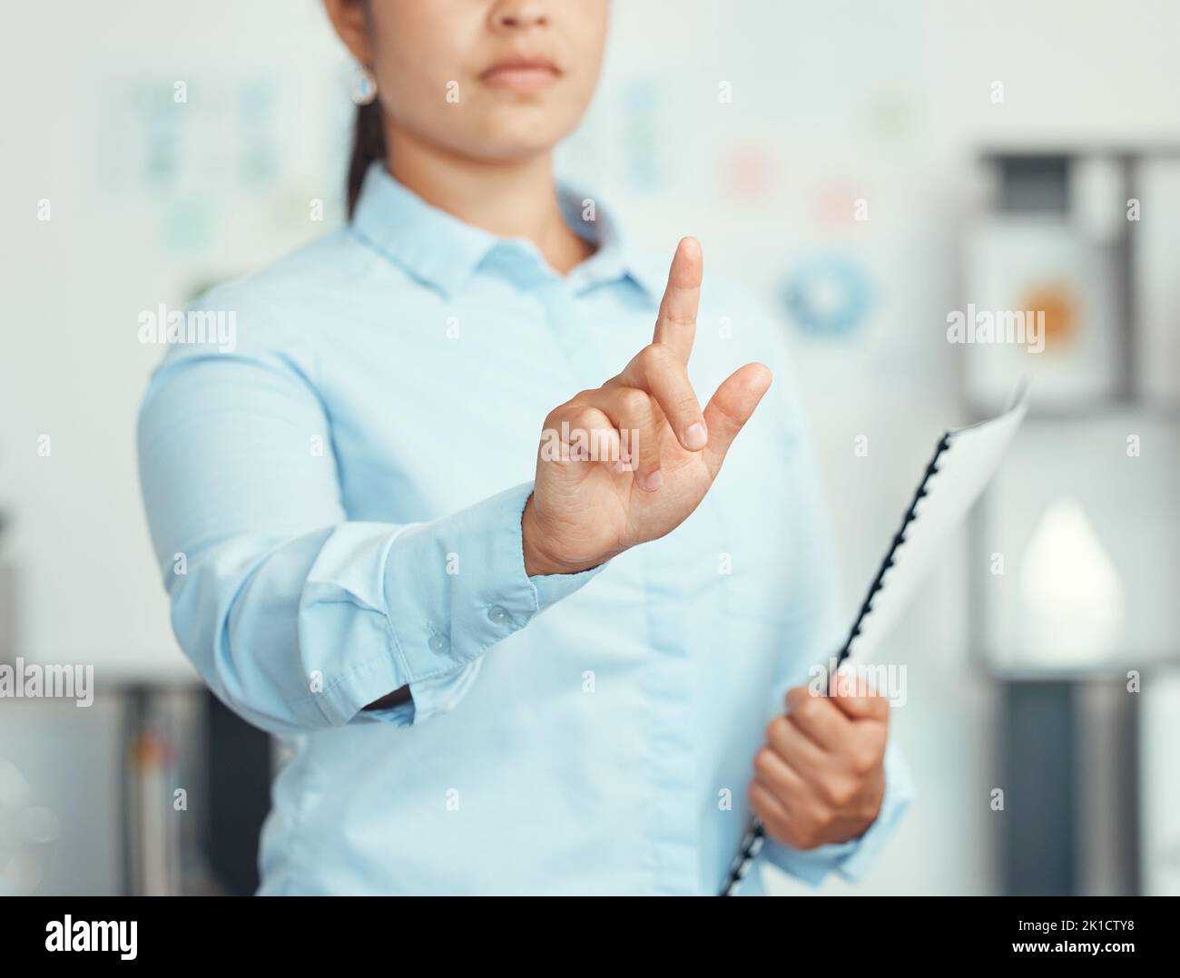 Una mujer presiona el dedo para conectar la interfaz de usuario, el sistema de interfaz de usuario e iniciar sesión en la contraseña de red, el futuro digital y los datos del panel de control. Haz clic en la mano del gerente Foto de stock